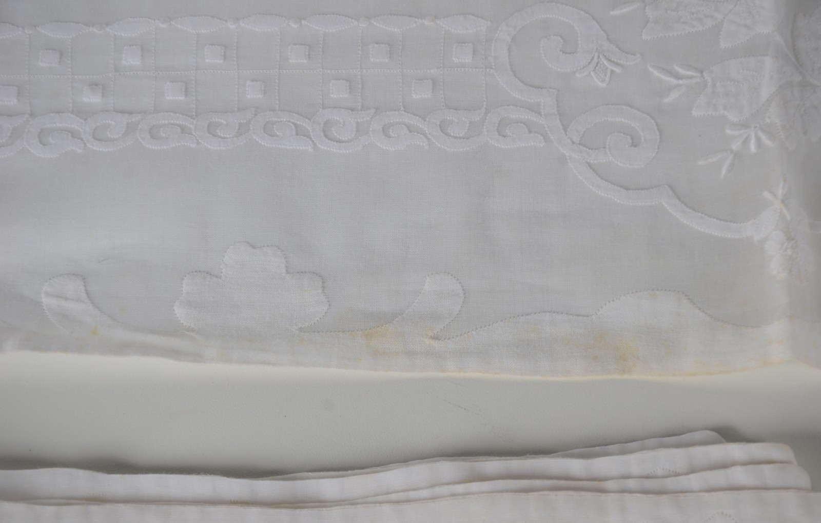 Jogo americano com 8 peças de organza branca com bordados e centro de... - foto 2 de 9