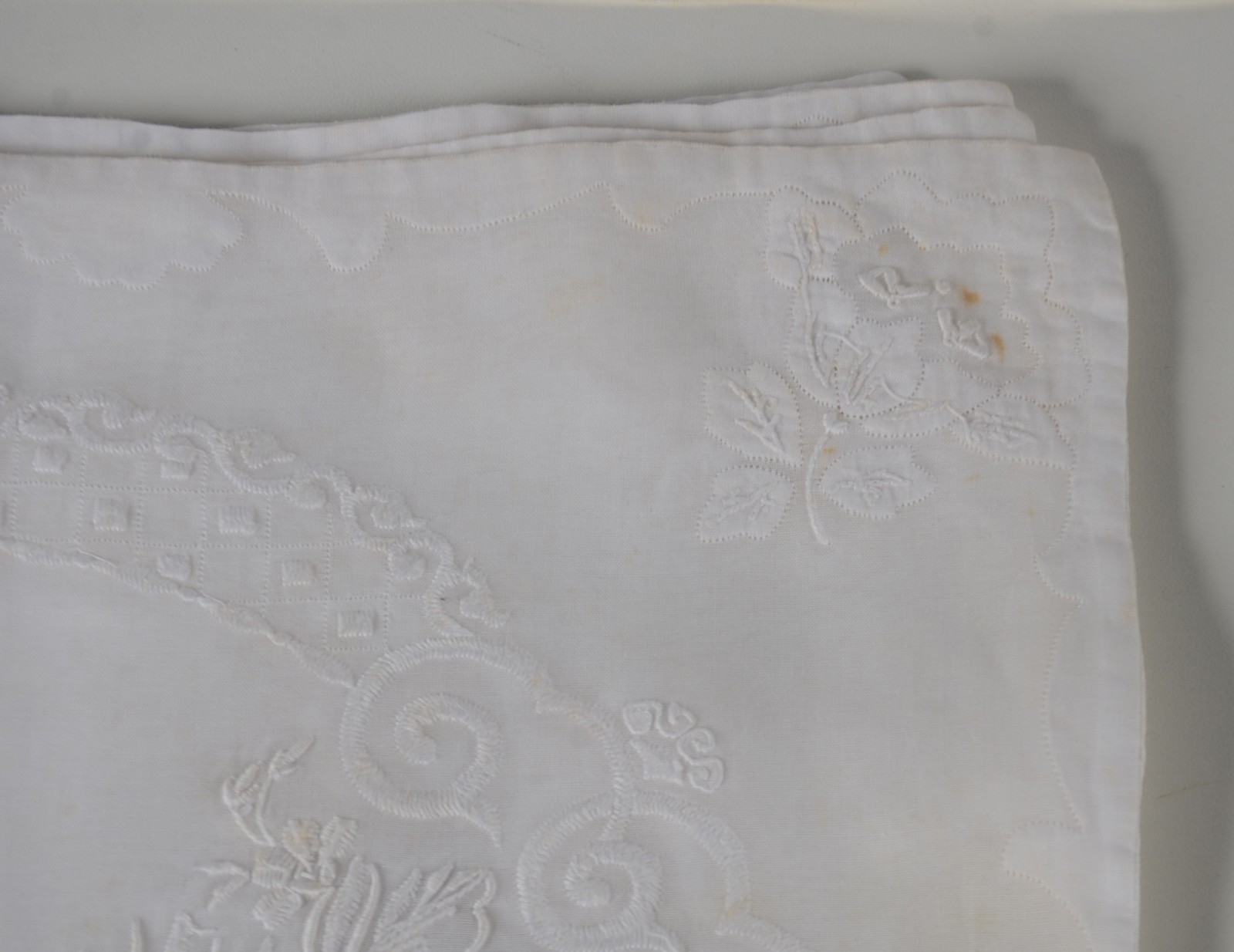 Jogo americano com 8 peças de organza branca com bordados e centro de... - foto 4 de 9