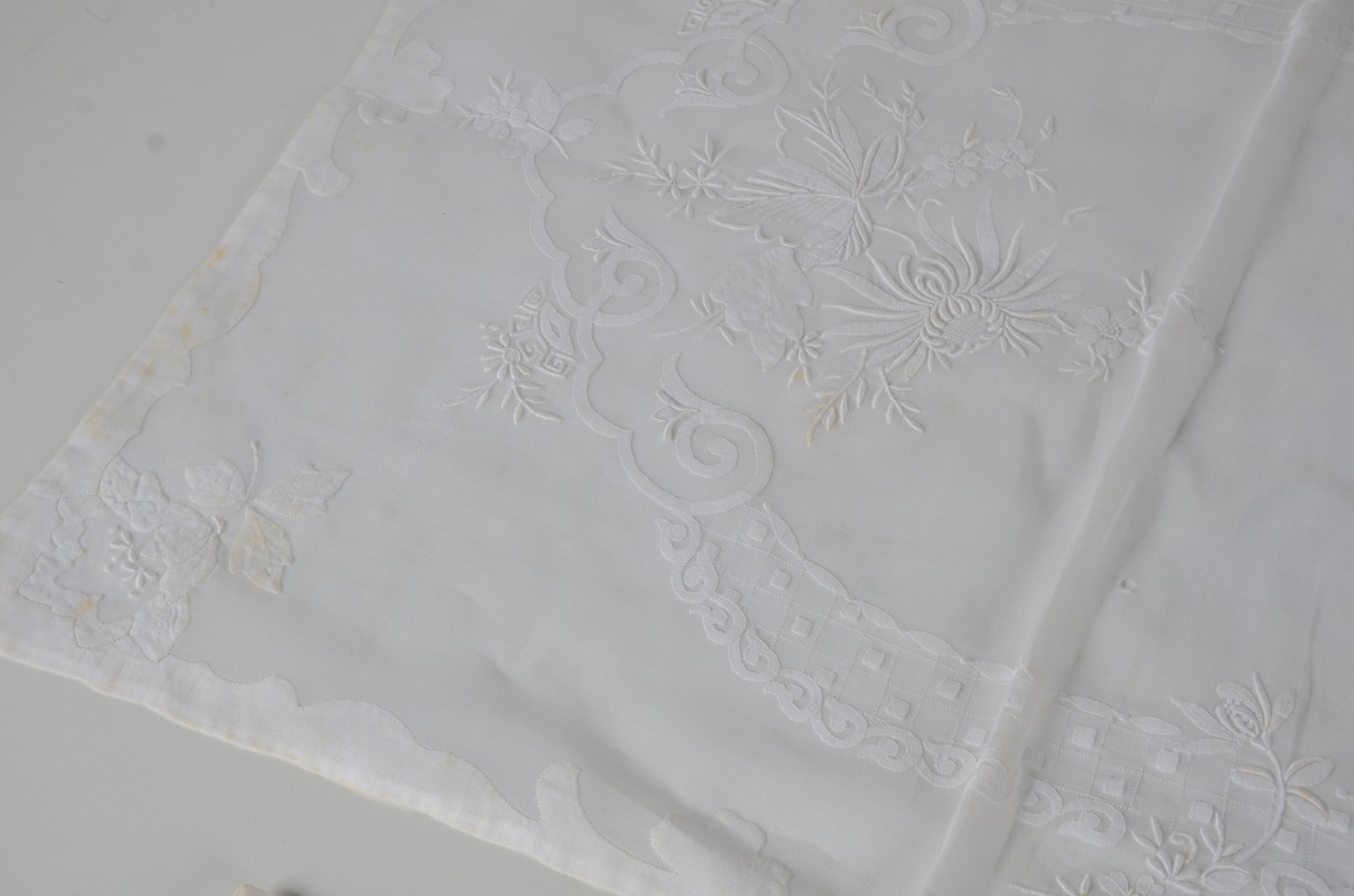 Jogo americano com 8 peças de organza branca com bordados e centro de... - foto 5 de 9