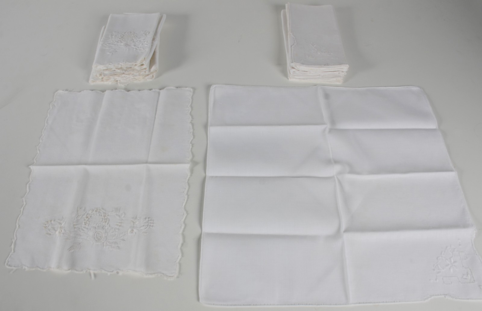 Jogo americano com 8 peças de organza branca com bordados e centro de... - foto 7 de 9