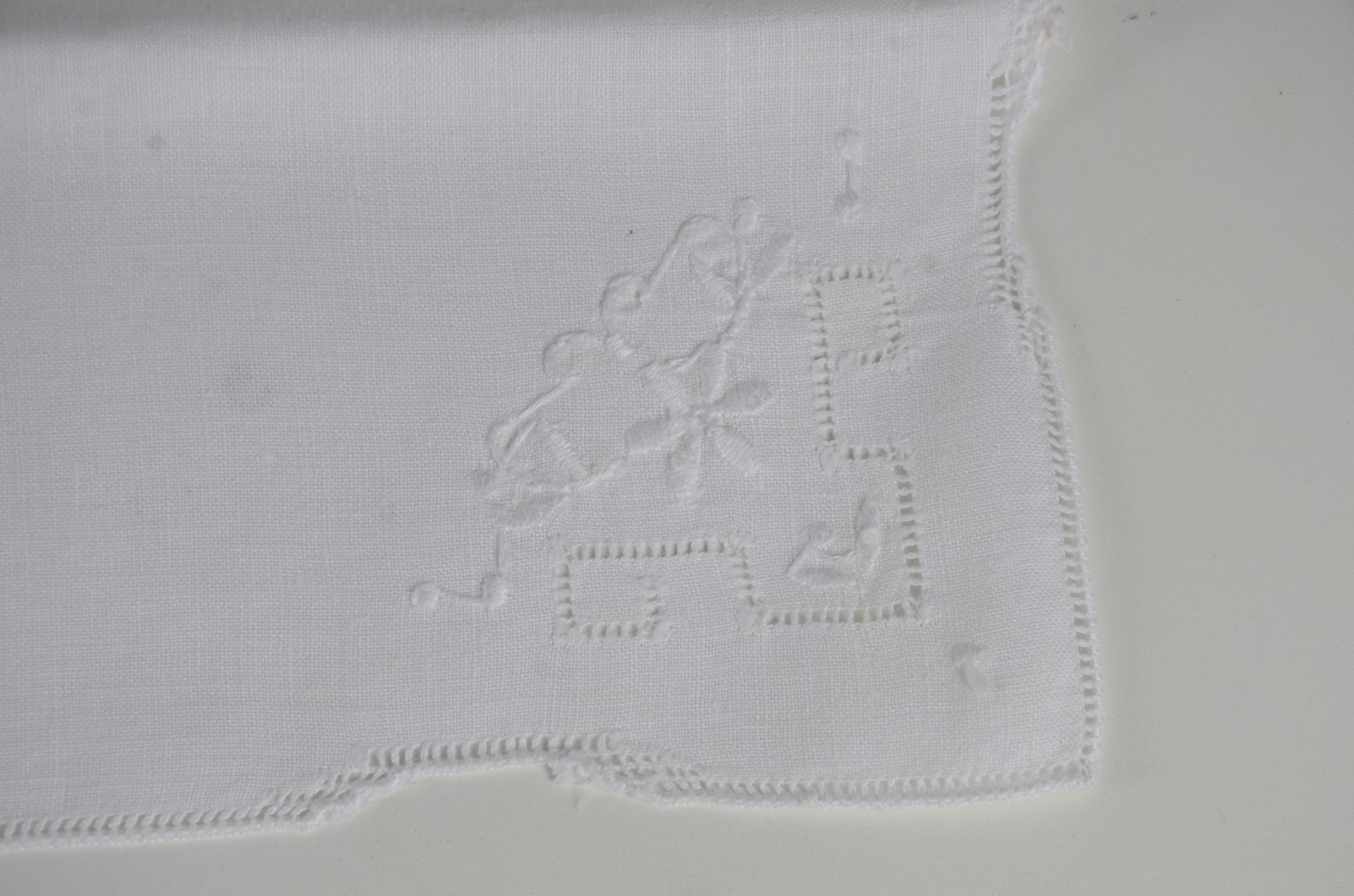Jogo americano com 8 peças de organza branca com bordados e centro de... - foto 9 de 9