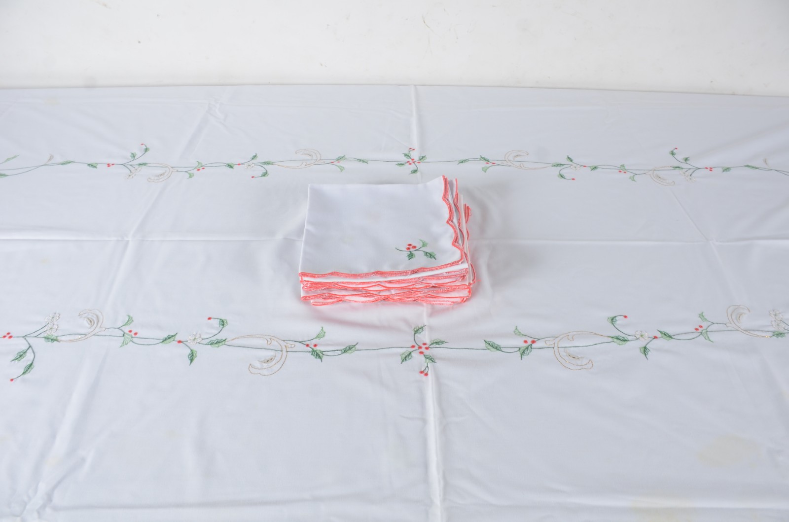 Toalha de mesa na cor branca com bordados florais em verde e... - foto 4 de 11