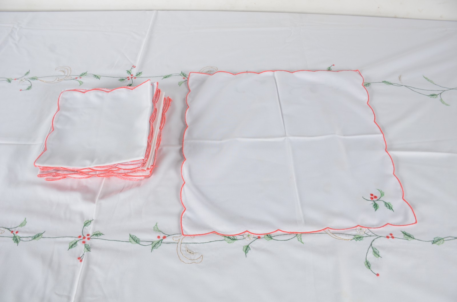 Toalha de mesa na cor branca com bordados florais em verde e... - foto 5 de 11