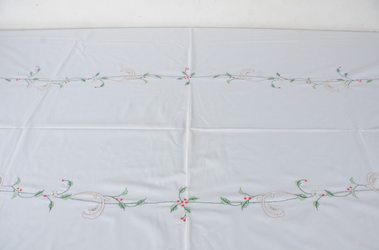 Toalha de mesa na cor branca com bordados florais em verde e... - foto 6 de 11