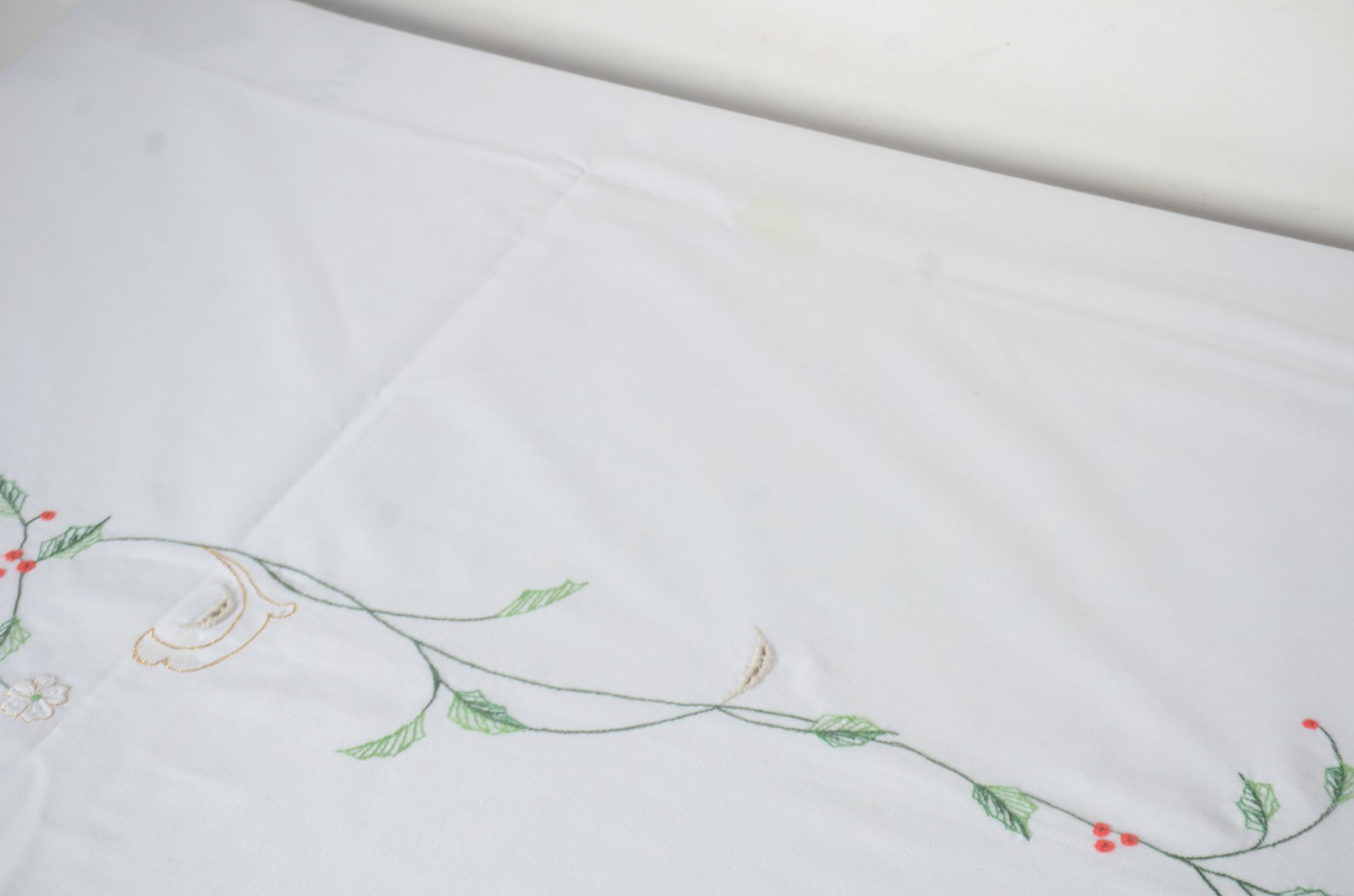 Toalha de mesa na cor branca com bordados florais em verde e... - foto 8 de 11