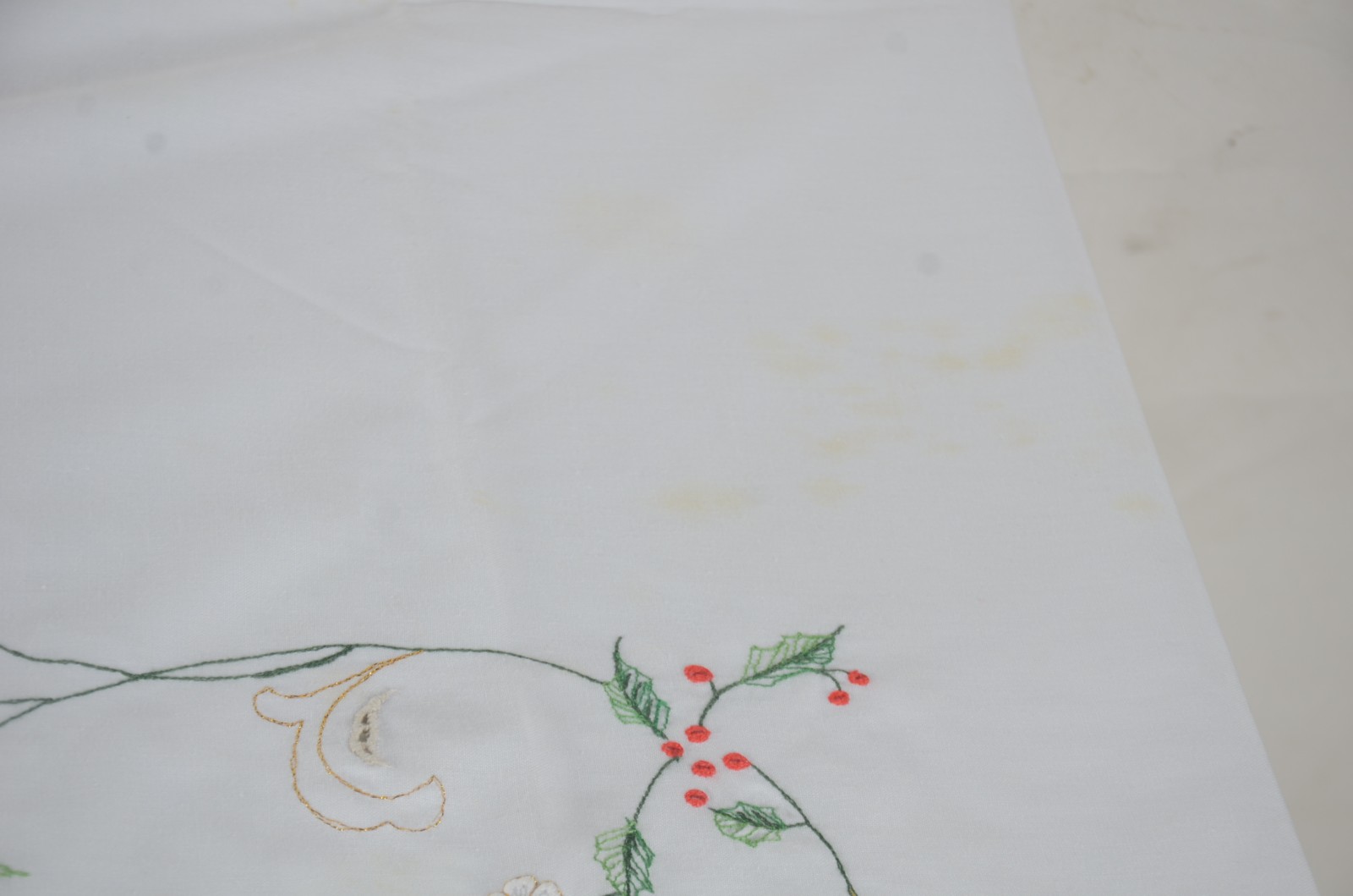 Toalha de mesa na cor branca com bordados florais em verde e... - foto 9 de 11