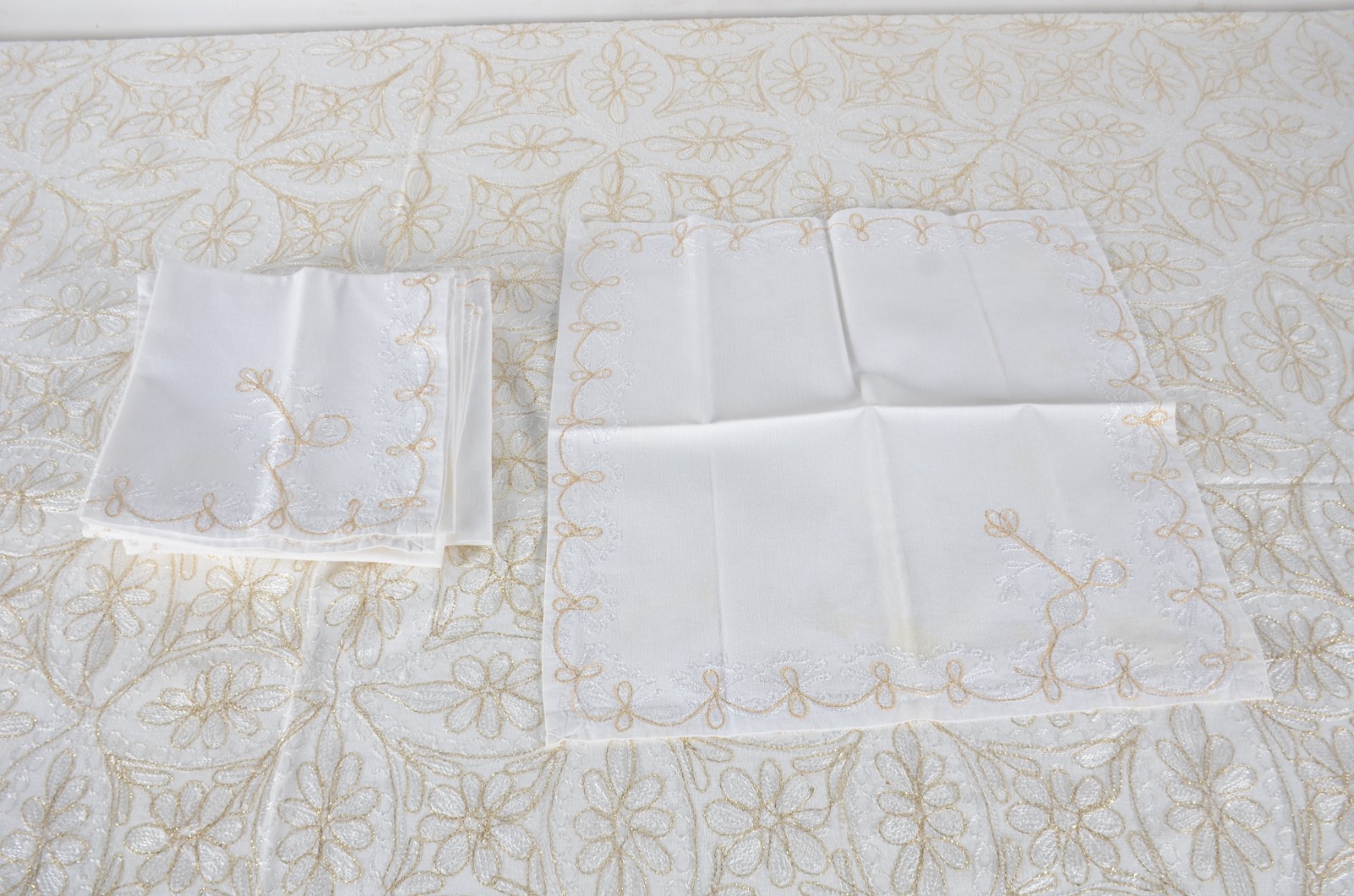 Toalha de mesa da Jordânia com bordados em dourado. Acompanham 9... - foto 5 de 10