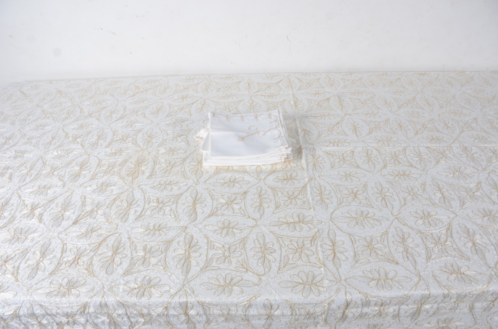 Toalha de mesa da Jordânia com bordados em dourado. Acompanham 9... - foto 3 de 10