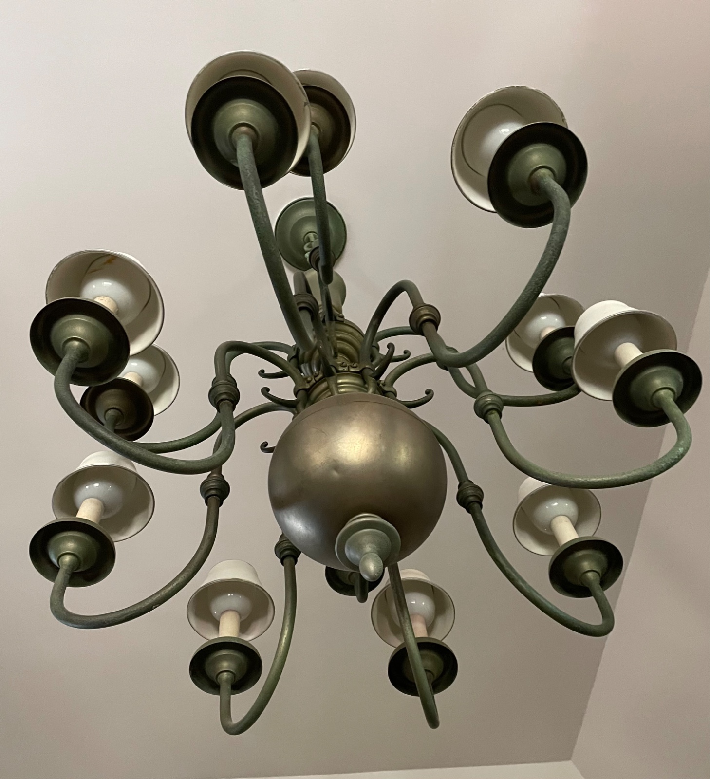 Lustre de metal dourado estilo holandês para 12 luzes. Oxidado. - foto 3 de 7