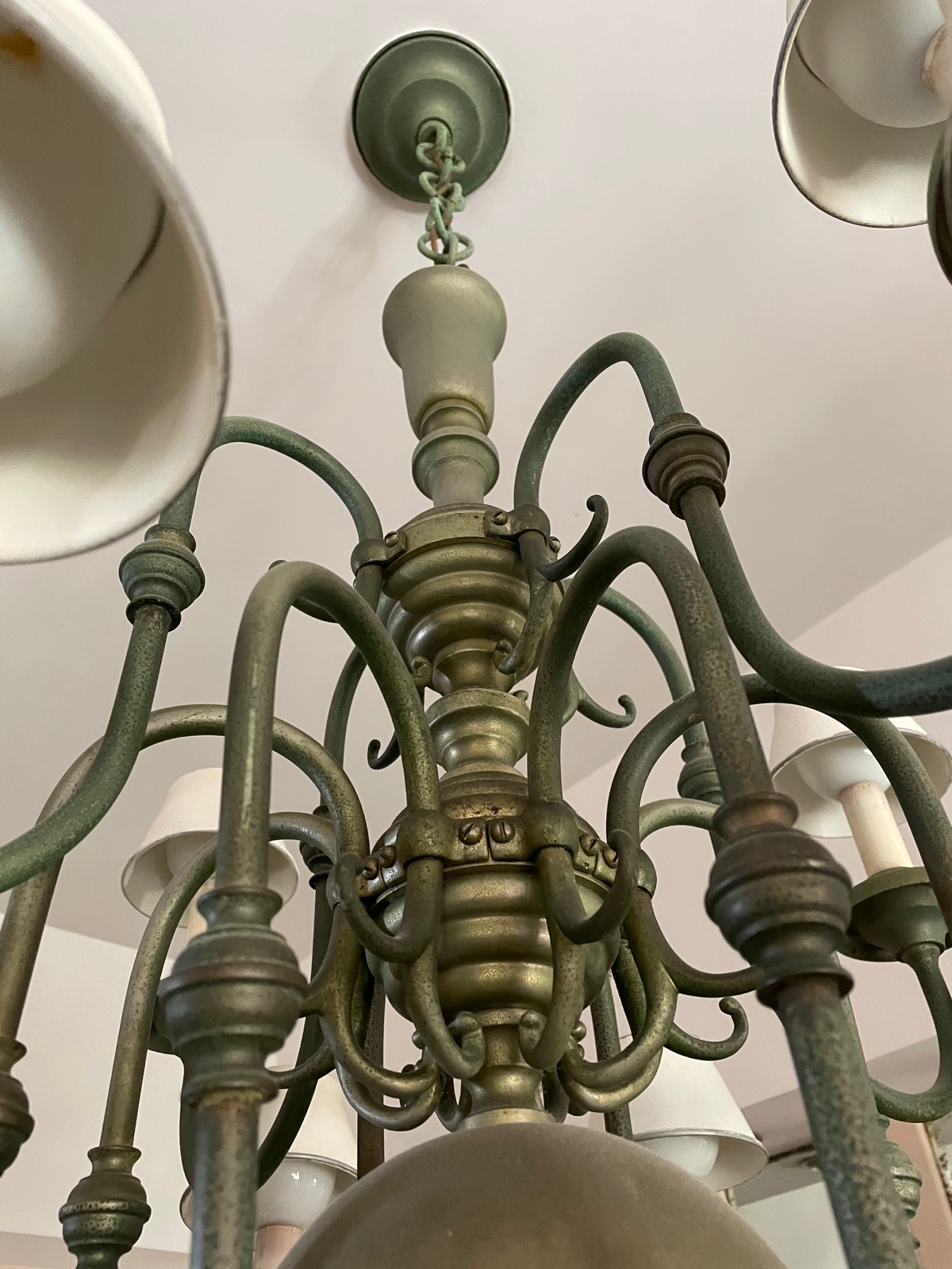 Lustre de metal dourado estilo holandês para 12 luzes. Oxidado. - foto 4 de 7