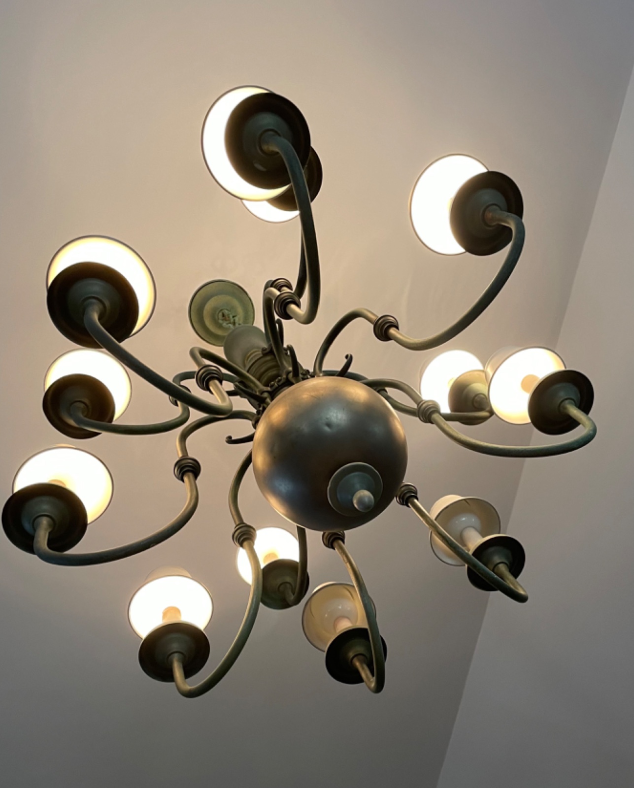 Lustre de metal dourado estilo holandês para 12 luzes. Oxidado. - foto 7 de 7
