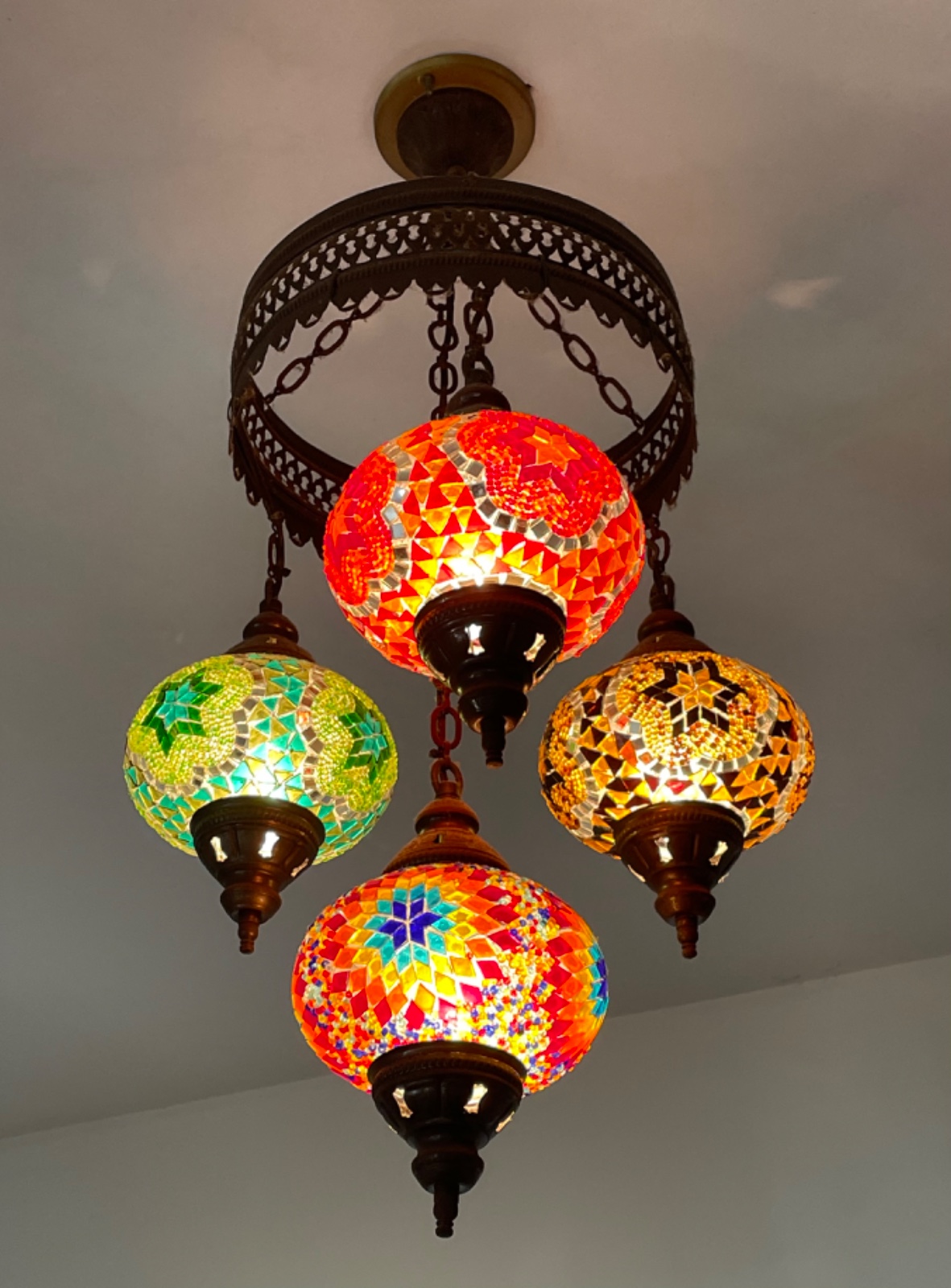 Lustre turco de metal e vidro colorido para 4 luzes. - foto 1 de 3