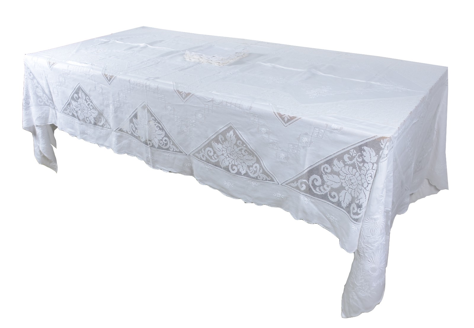 Toalha de mesa de linho branco com bordados e labirinto. Acompanham... - foto 1 de 11