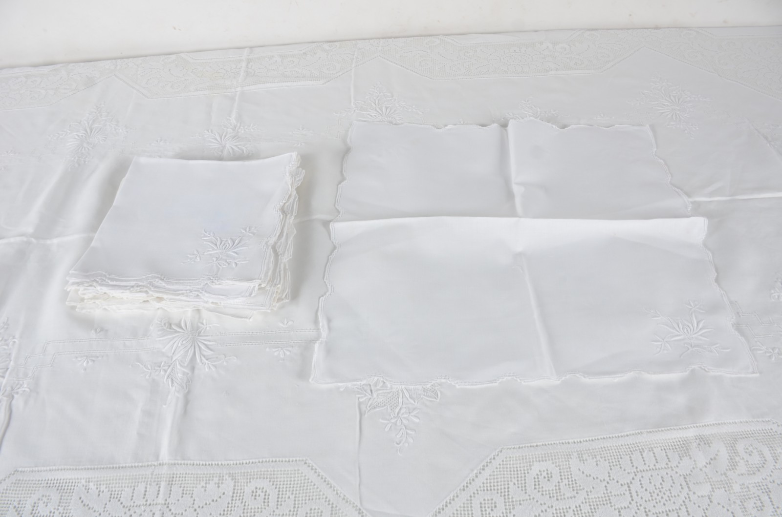 Toalha de mesa de linho branco com bordados e labirinto. Acompanham... - foto 3 de 11
