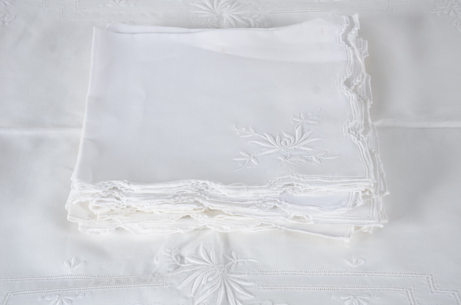 Toalha de mesa de linho branco com bordados e labirinto. Acompanham... - foto 5 de 11