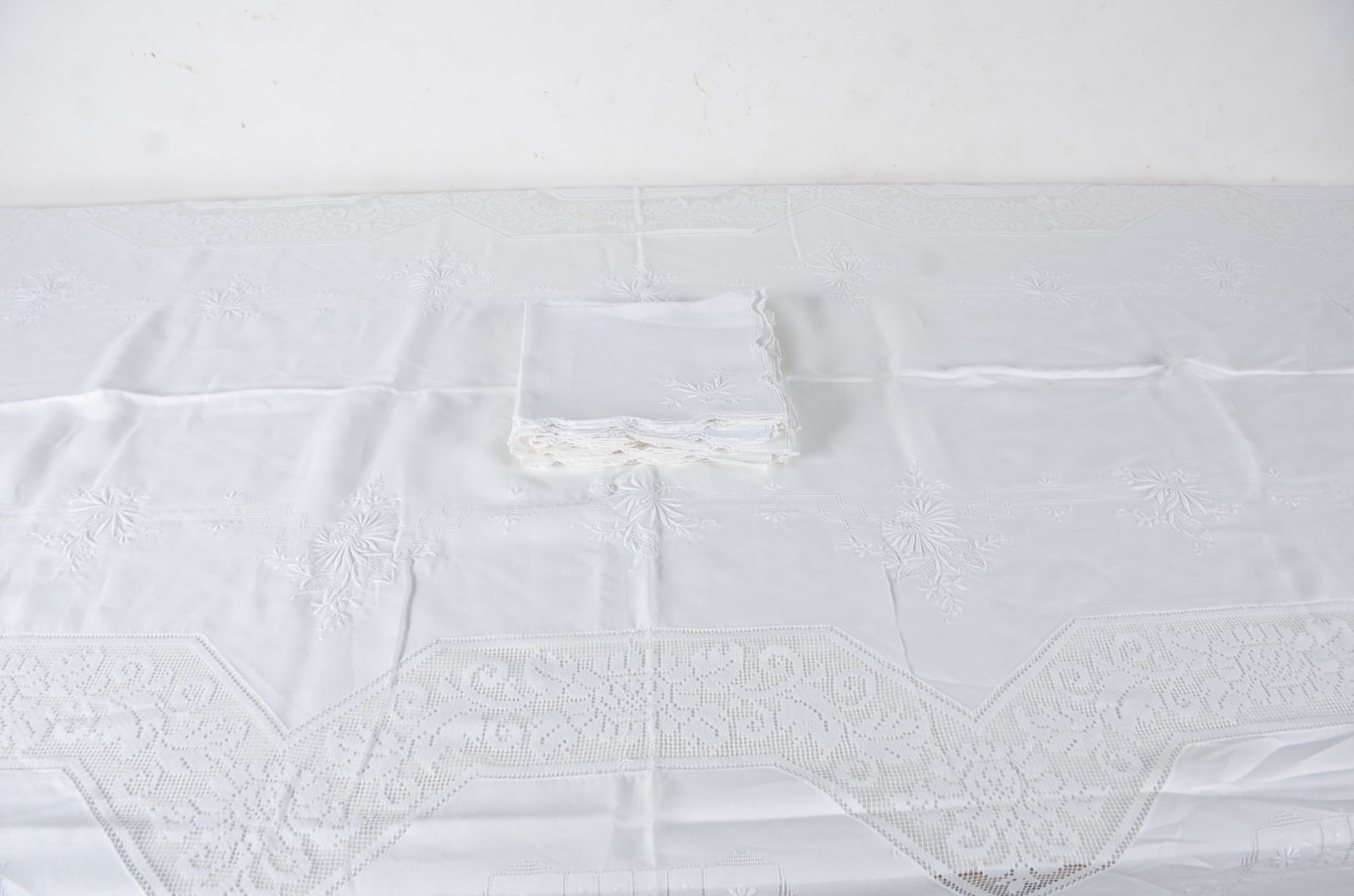 Toalha de mesa de linho branco com bordados e labirinto. Acompanham... - foto 6 de 11