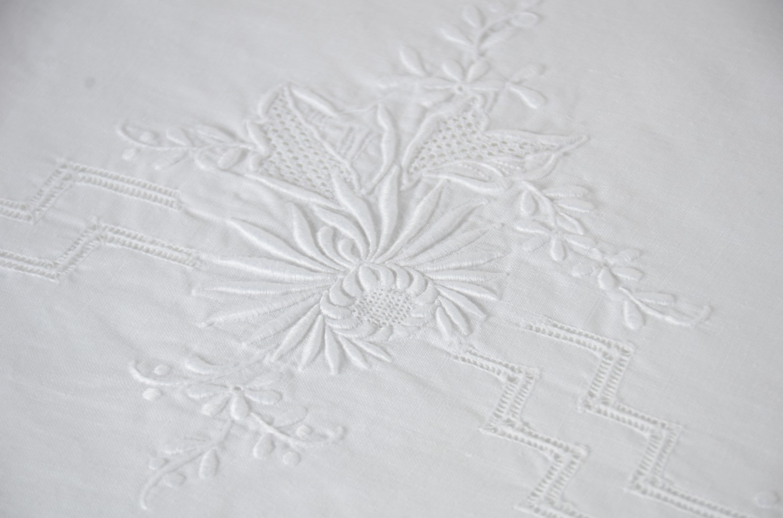 Toalha de mesa de linho branco com bordados e labirinto. Acompanham... - foto 7 de 11