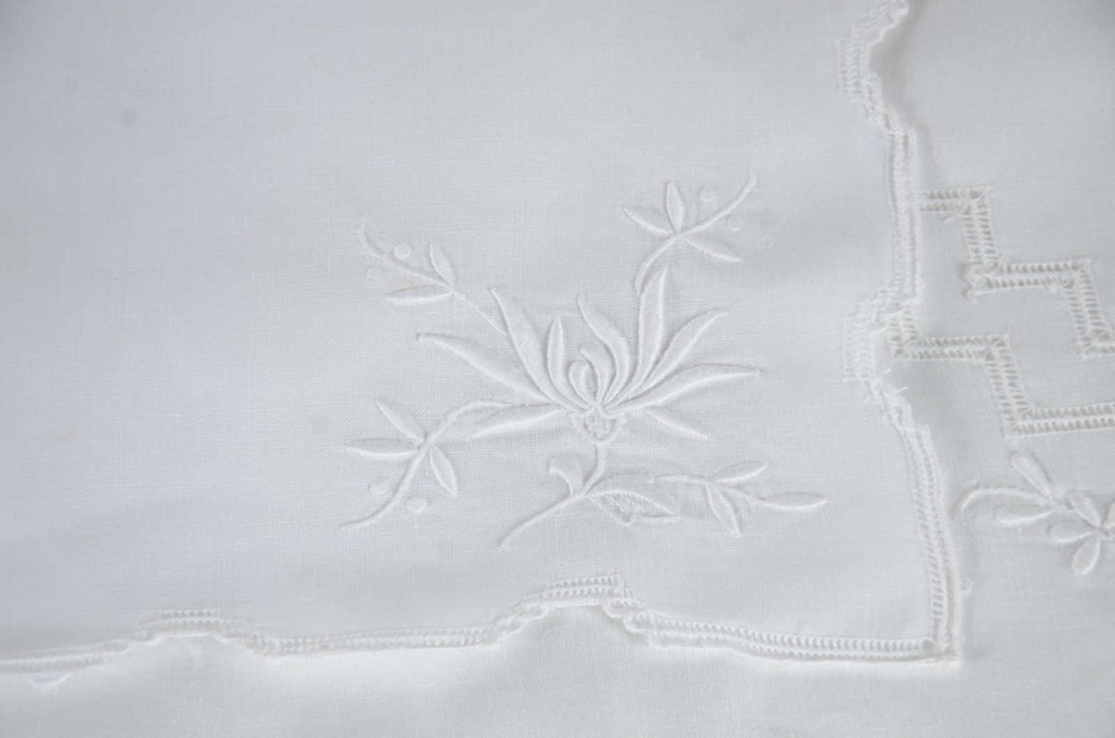 Toalha de mesa de linho branco com bordados e labirinto. Acompanham... - foto 8 de 11