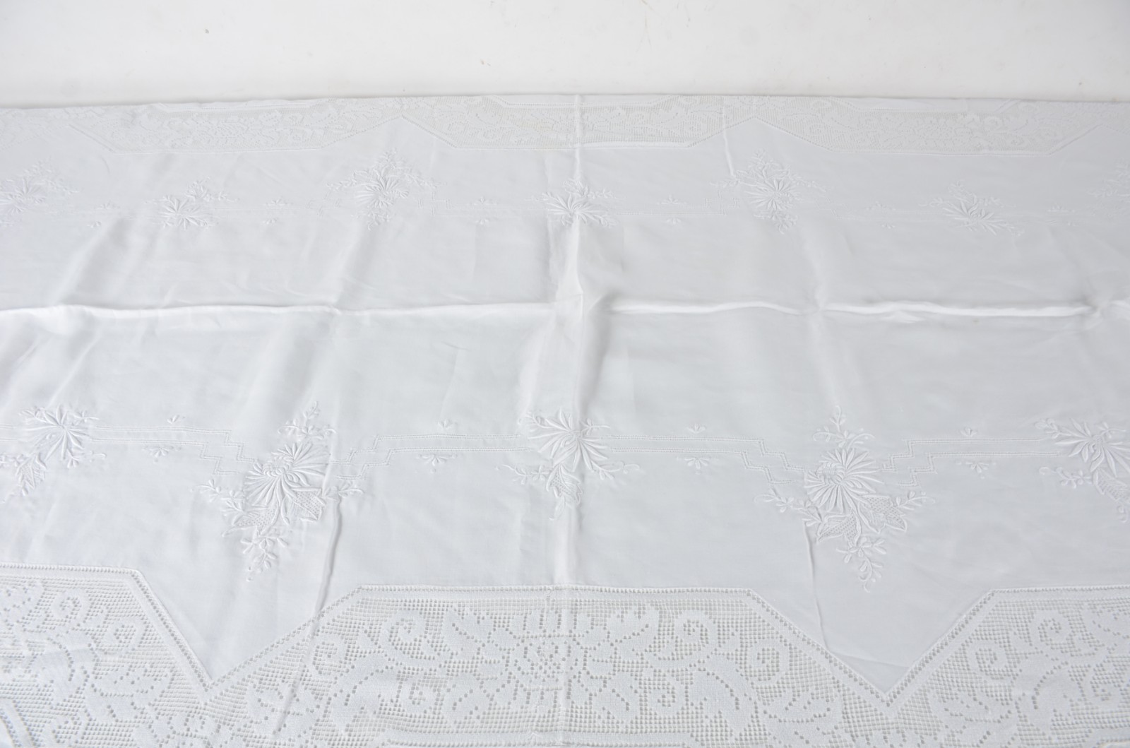 Toalha de mesa de linho branco com bordados e labirinto. Acompanham... - foto 10 de 11