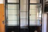 Móvel oriental de lacca preta com duas portas e... - Móvel oriental de lacca preta com duas portas e prateleiras de vidro. (Retirada em apartamento no leblon).