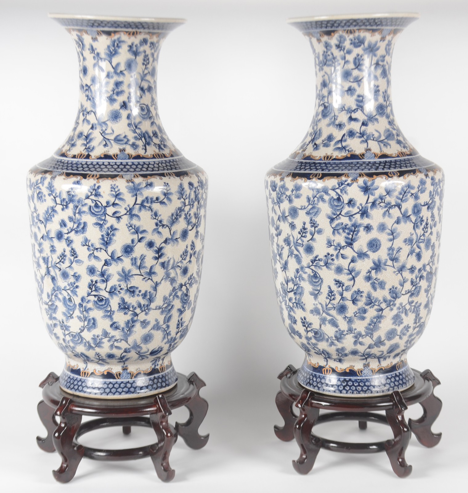 Par de vasos de porcelana craquelê decorados com motivos florais em... - foto 1 de 10