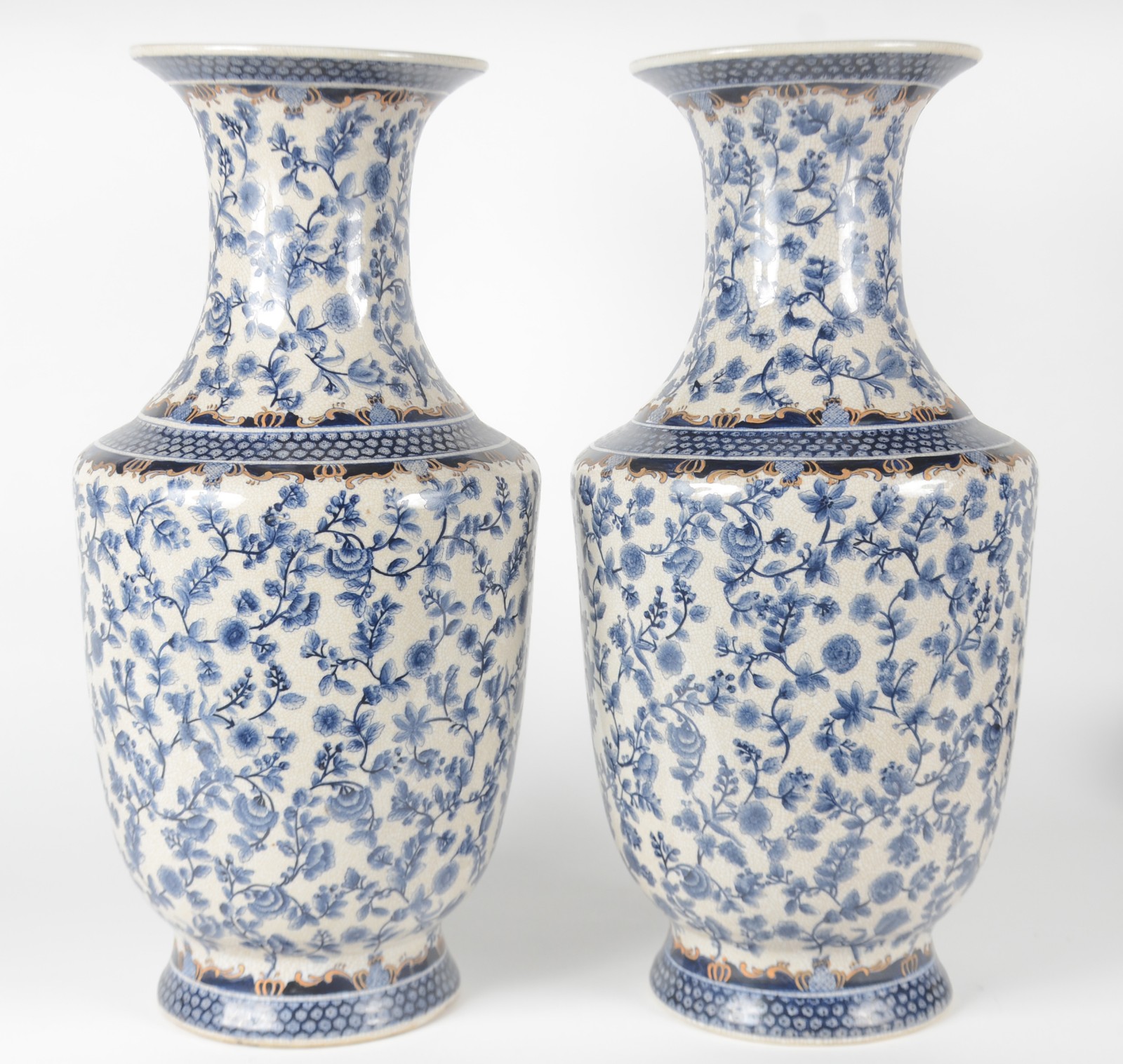Par de vasos de porcelana craquelê decorados com motivos florais em... - foto 2 de 10