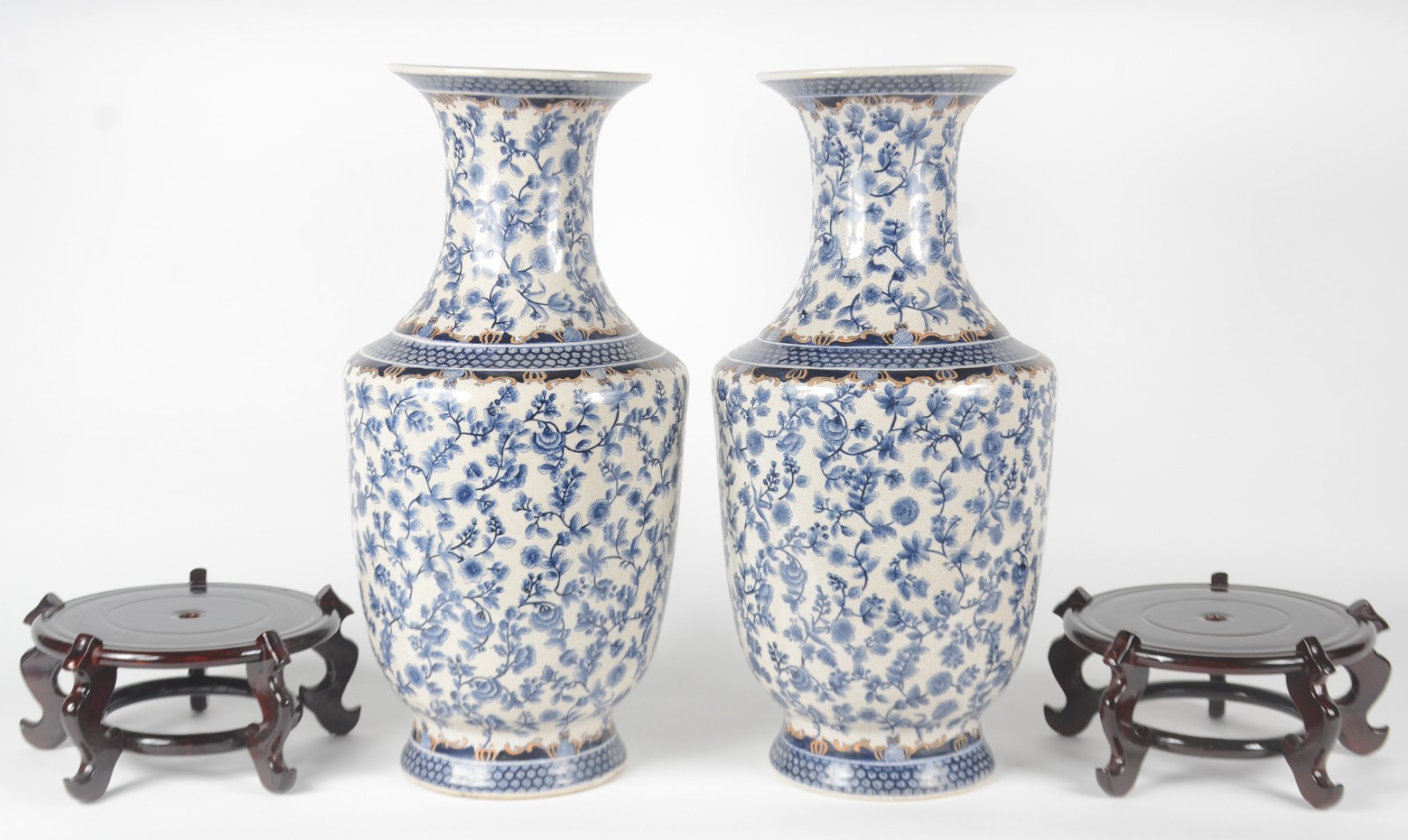 Par de vasos de porcelana craquelê decorados com motivos florais em... - foto 3 de 10