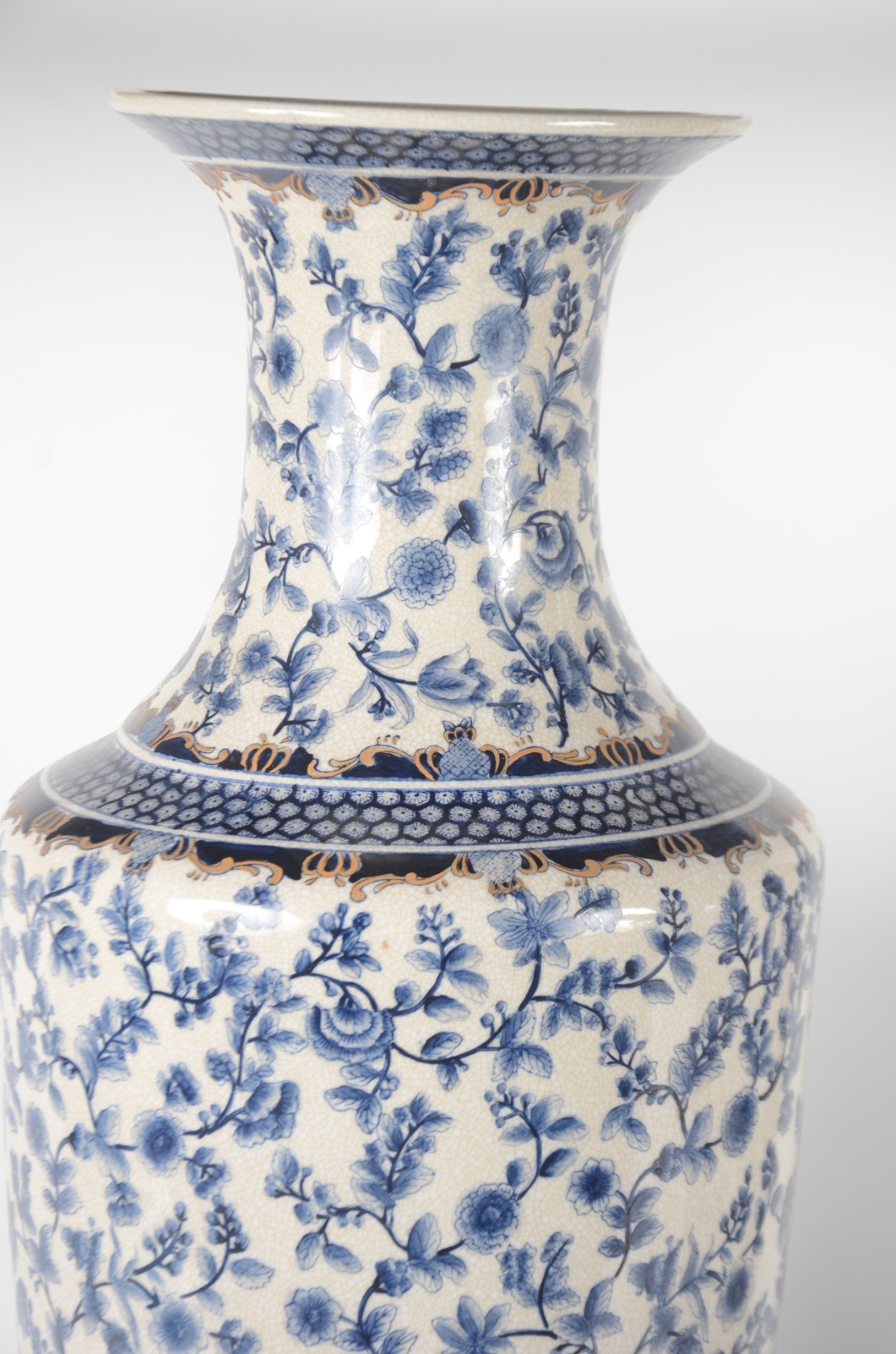 Par de vasos de porcelana craquelê decorados com motivos florais em... - foto 4 de 10