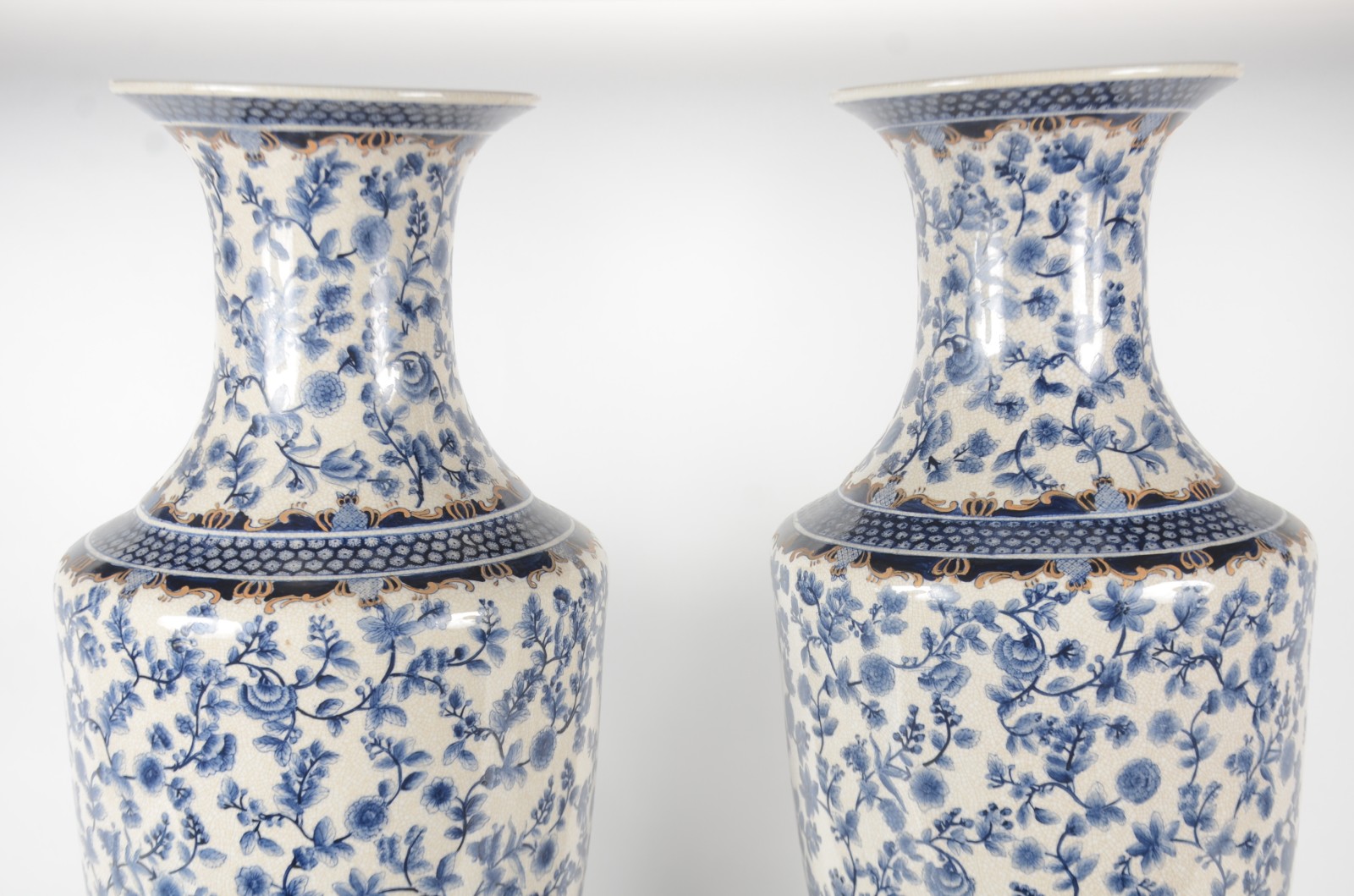 Par de vasos de porcelana craquelê decorados com motivos florais em... - foto 5 de 10