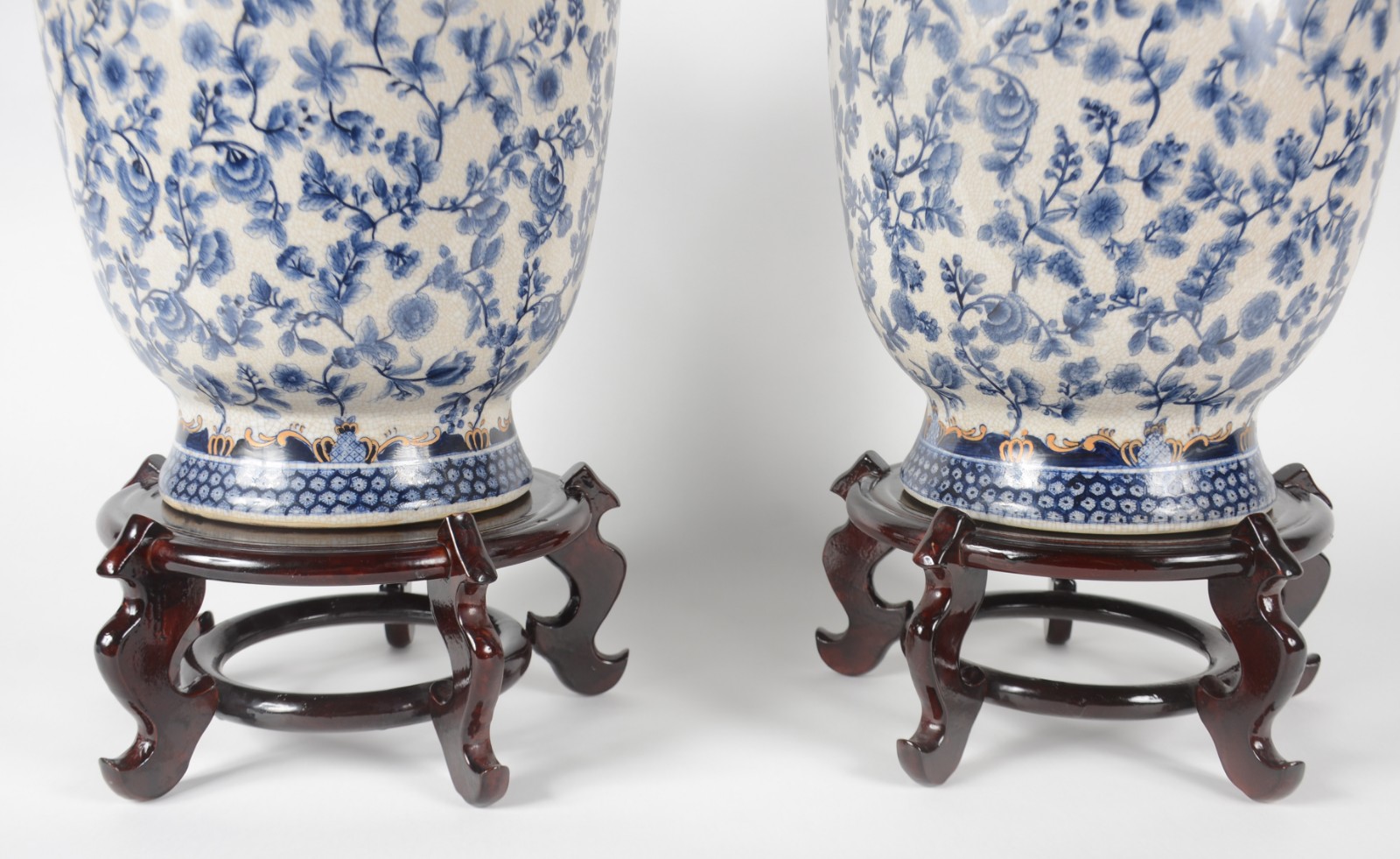 Par de vasos de porcelana craquelê decorados com motivos florais em... - foto 6 de 10