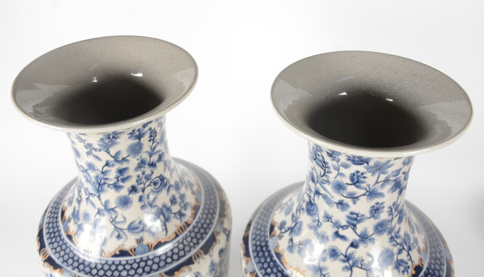 Par de vasos de porcelana craquelê decorados com motivos florais em... - foto 7 de 10