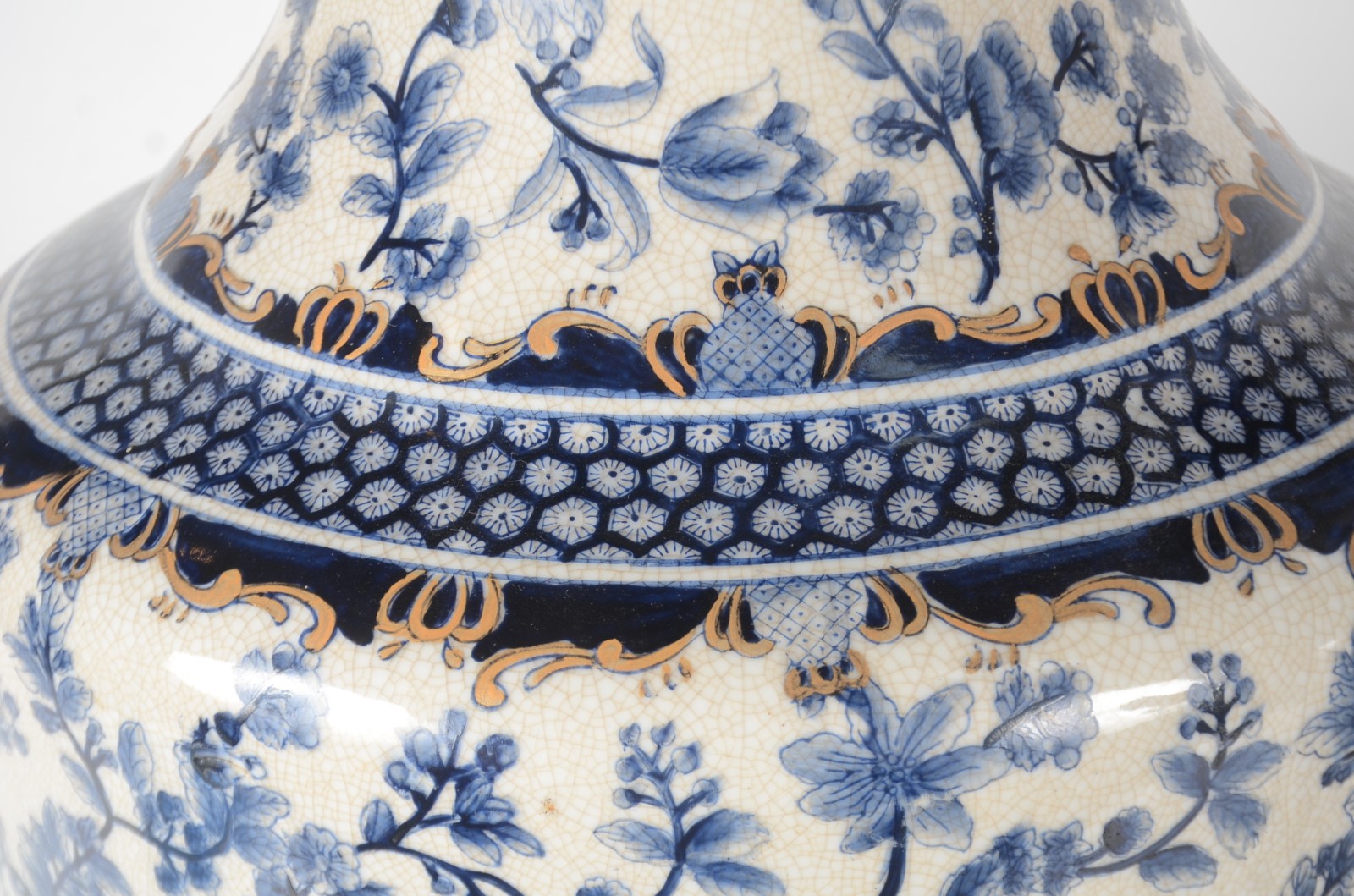 Par de vasos de porcelana craquelê decorados com motivos florais em... - foto 8 de 10