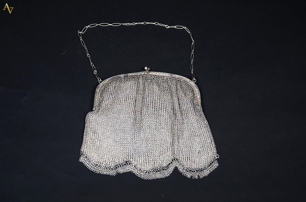 Bolsa em malha de prata. Peso total 130 g - Medidas 15,5 x 19 cm.