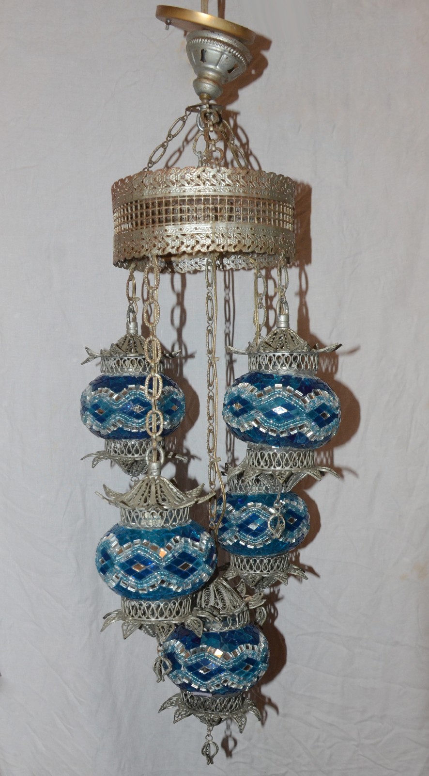 Lustre turco de metal e vidro azul, para 5 luzes. Desgastes no metal. - foto 1 de 7