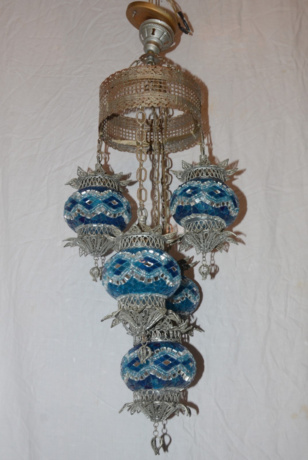 Lustre turco de metal e vidro azul, para 5 luzes. Desgastes no metal. - foto 2 de 7