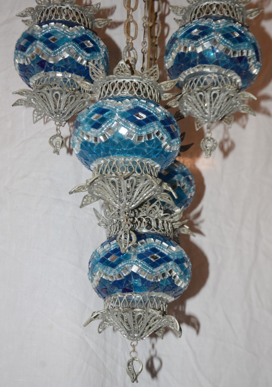 Lustre turco de metal e vidro azul, para 5 luzes. Desgastes no metal. - foto 3 de 7