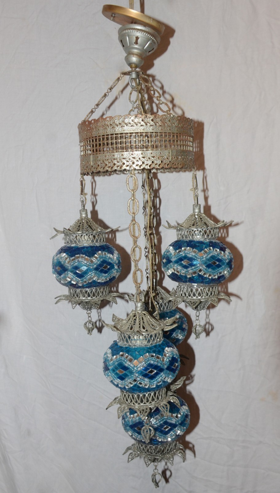 Lustre turco de metal e vidro azul, para 5 luzes. Desgastes no metal. - foto 4 de 7