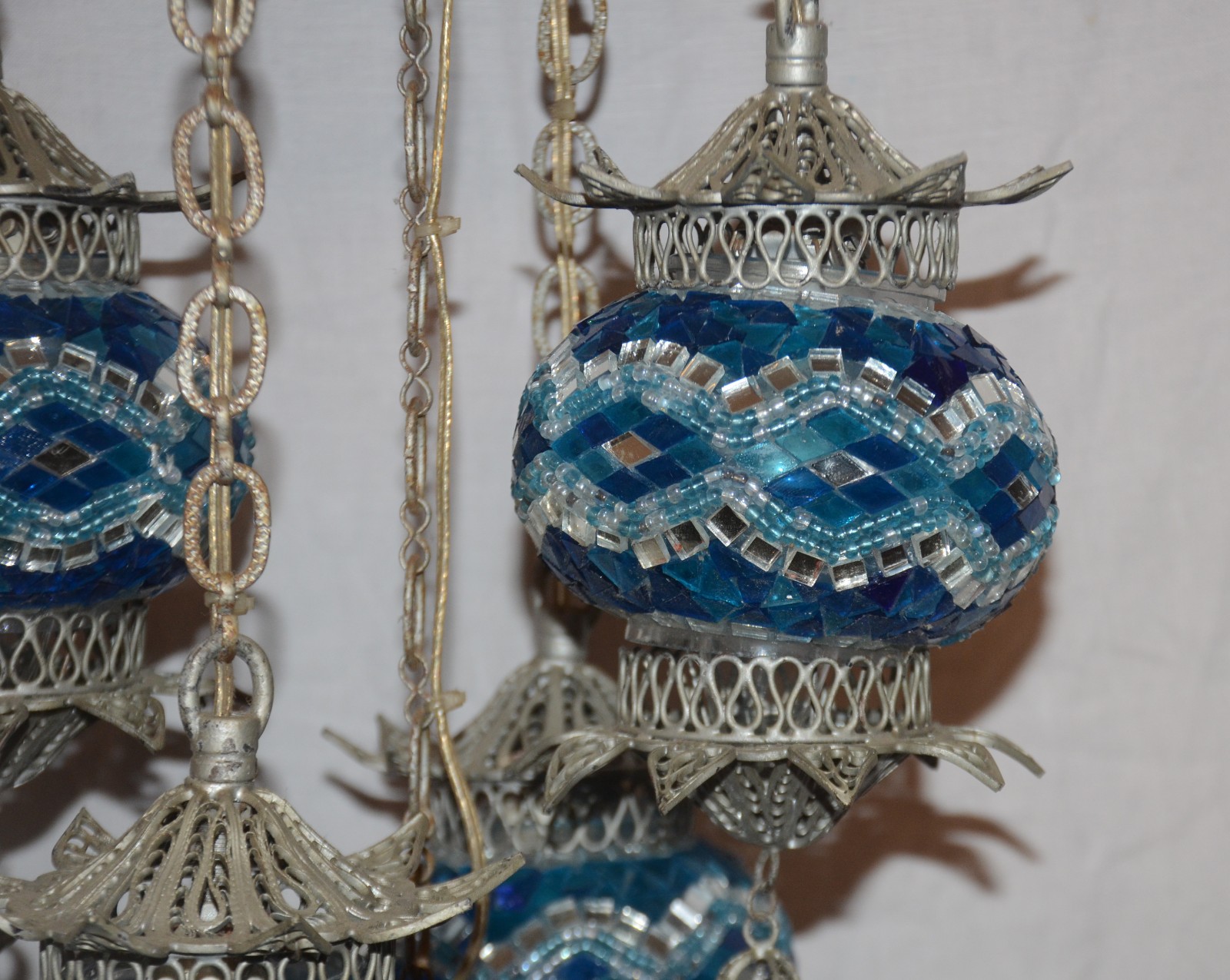 Lustre turco de metal e vidro azul, para 5 luzes. Desgastes no metal. - foto 5 de 7