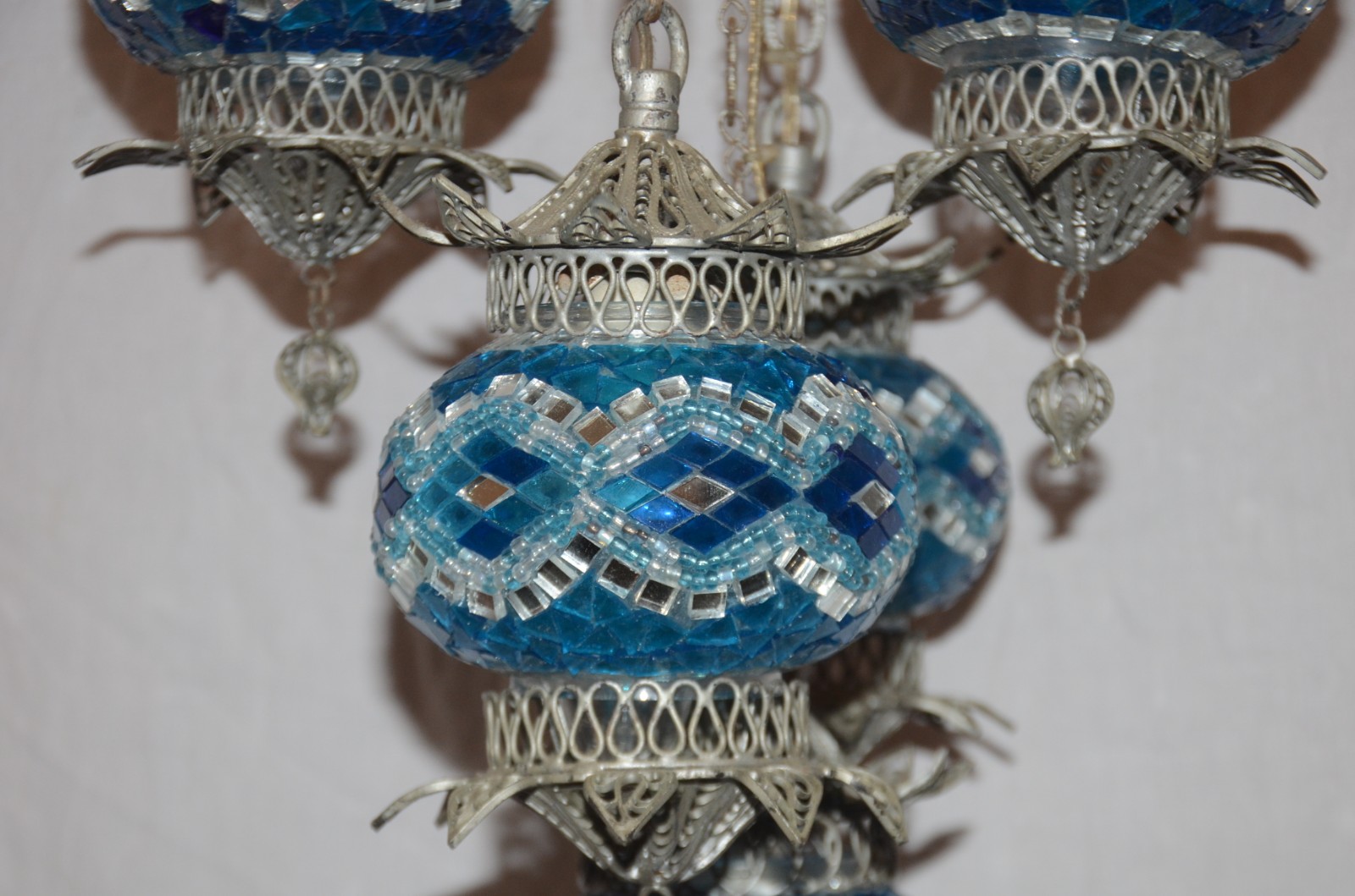 Lustre turco de metal e vidro azul, para 5 luzes. Desgastes no metal. - foto 6 de 7
