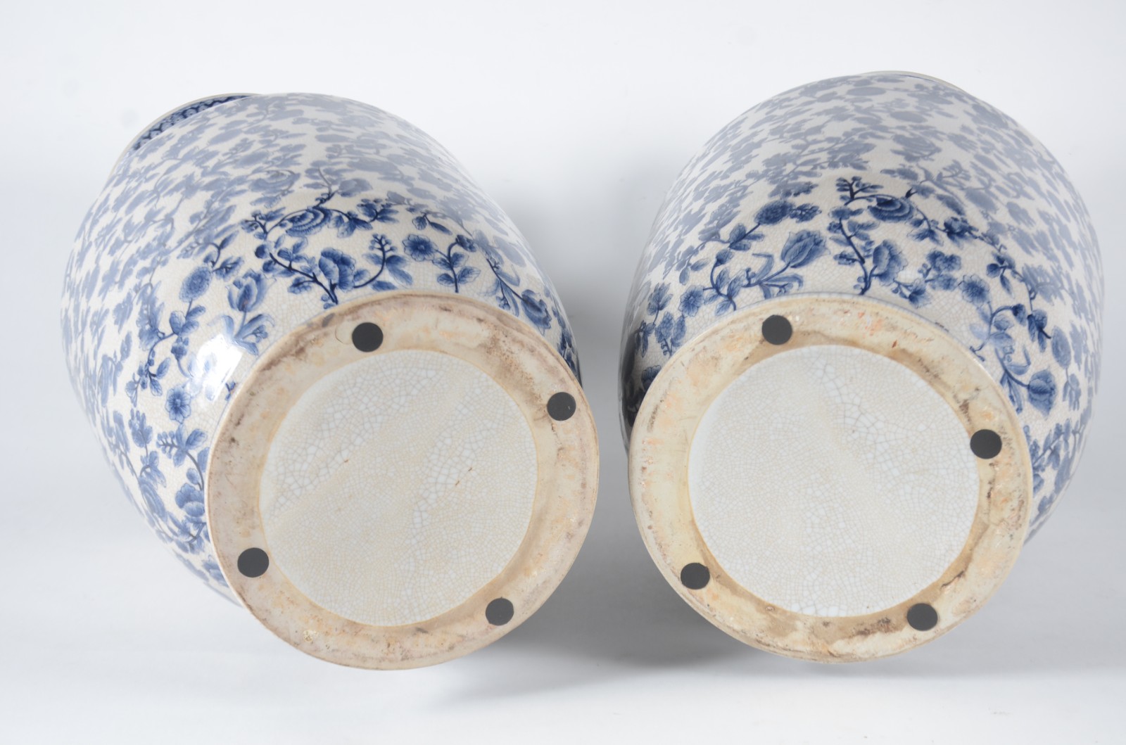 Par de vasos de porcelana craquelê decorados com motivos florais em... - foto 10 de 10