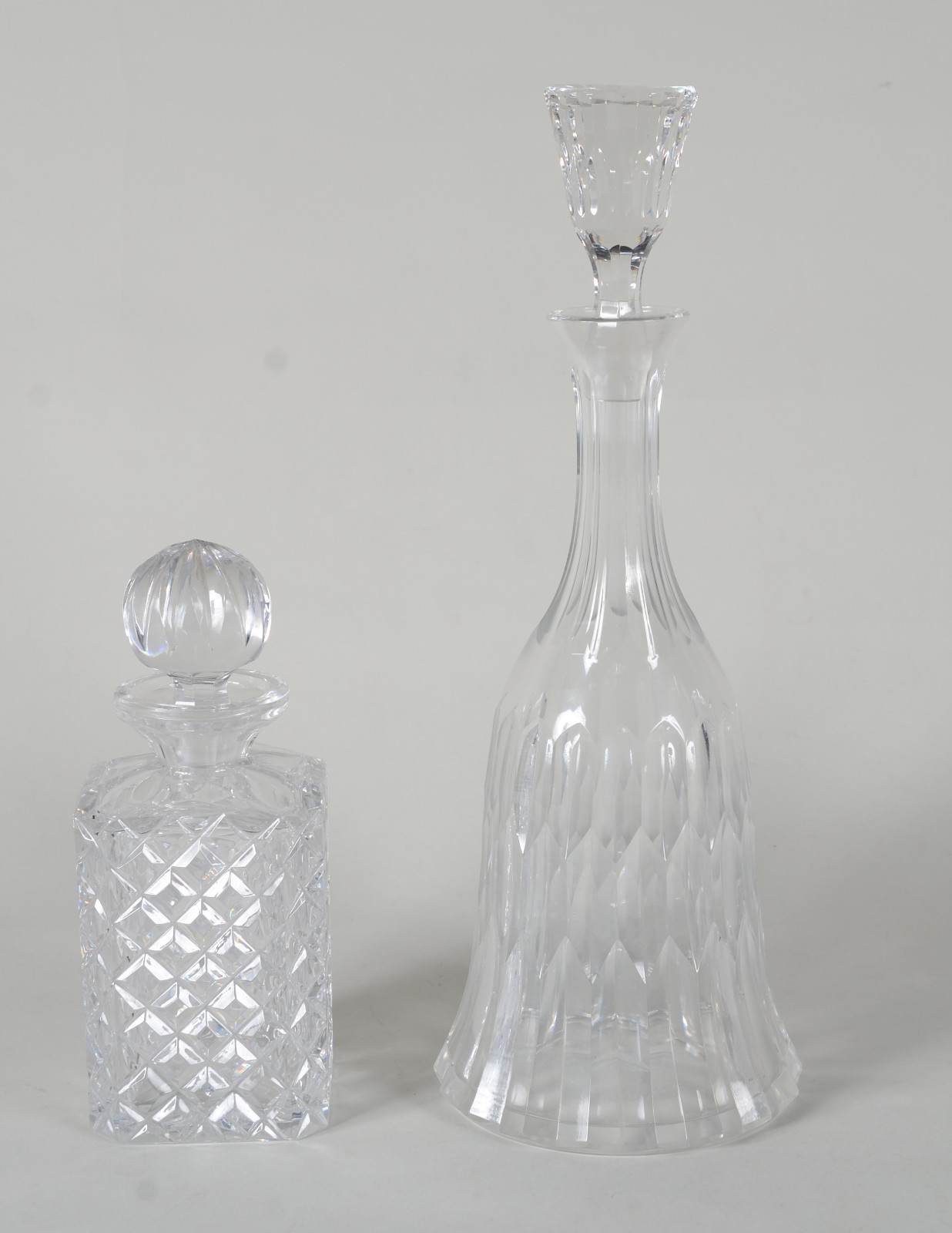 Duas garrafas de cristal europeu lapidado. Uma delas com pequeno... - foto 1 de 11