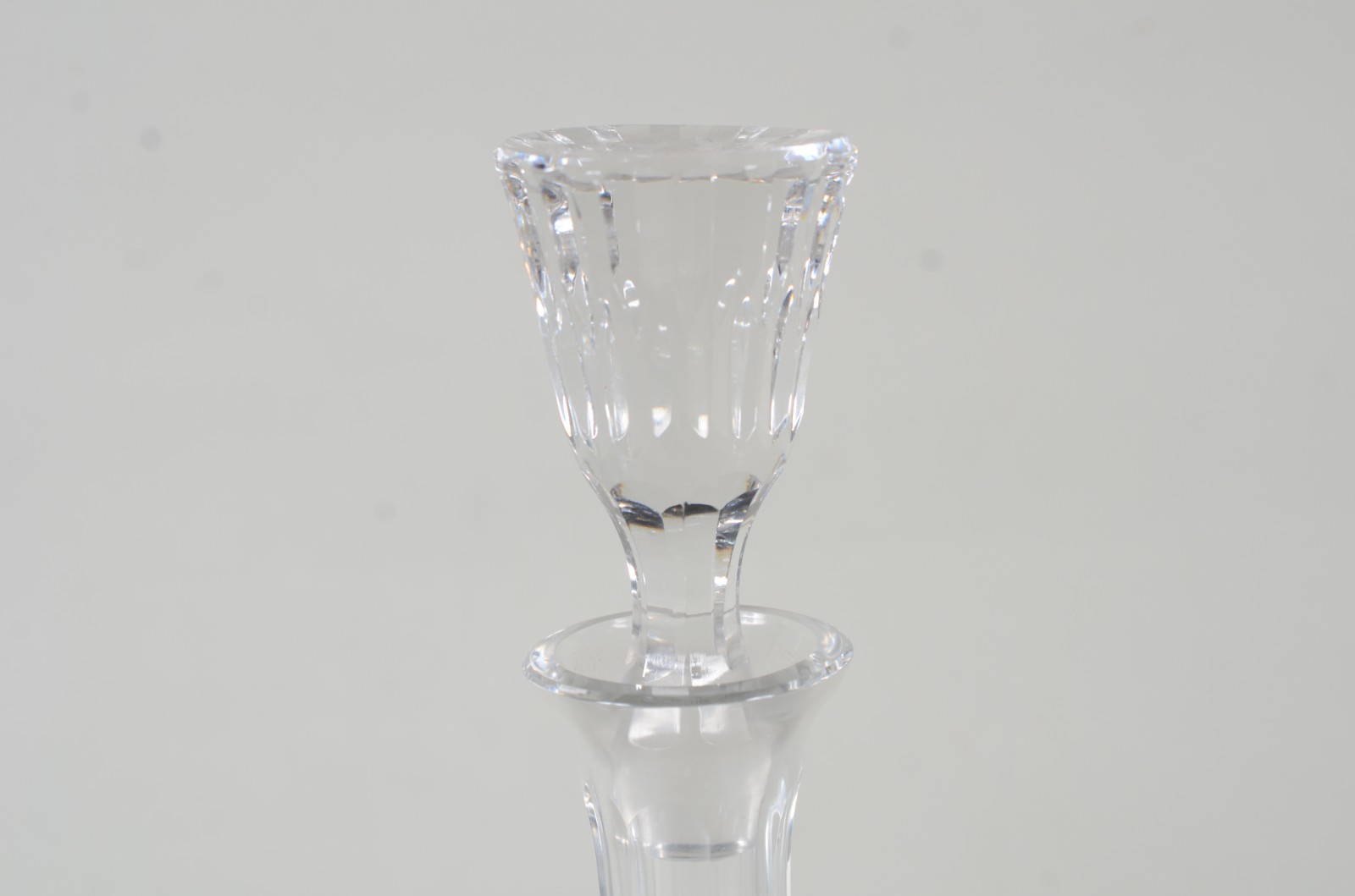 Duas garrafas de cristal europeu lapidado. Uma delas com pequeno... - foto 2 de 11
