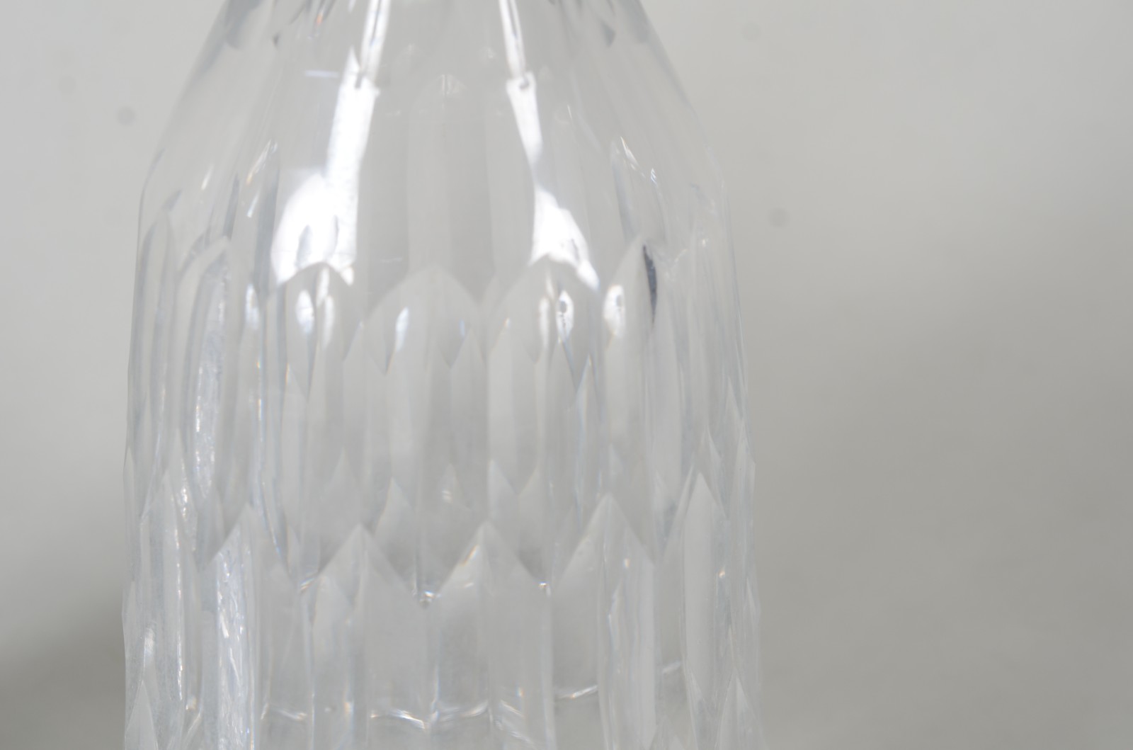Duas garrafas de cristal europeu lapidado. Uma delas com pequeno... - foto 3 de 11