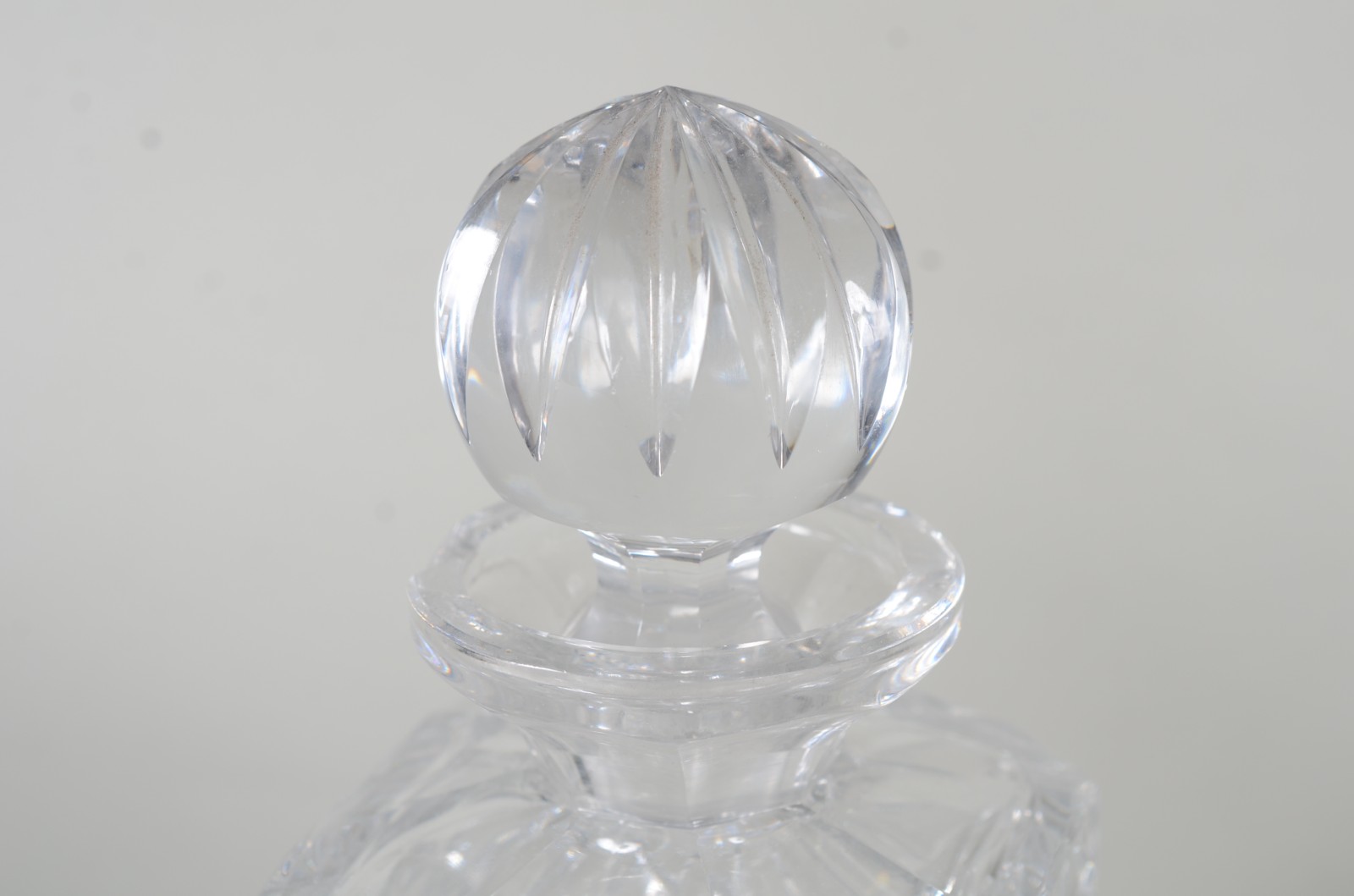 Duas garrafas de cristal europeu lapidado. Uma delas com pequeno... - foto 4 de 11