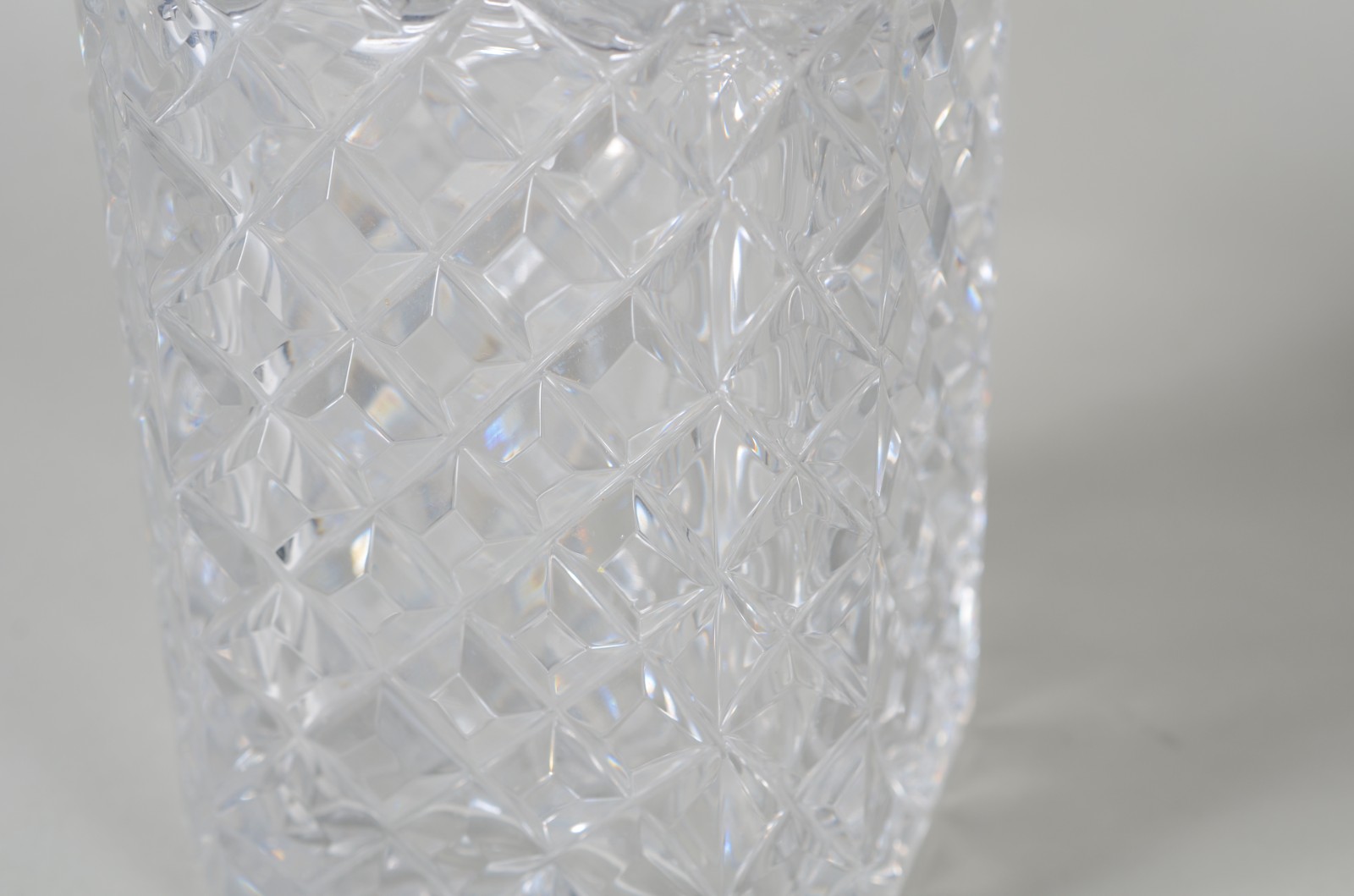 Duas garrafas de cristal europeu lapidado. Uma delas com pequeno... - foto 5 de 11