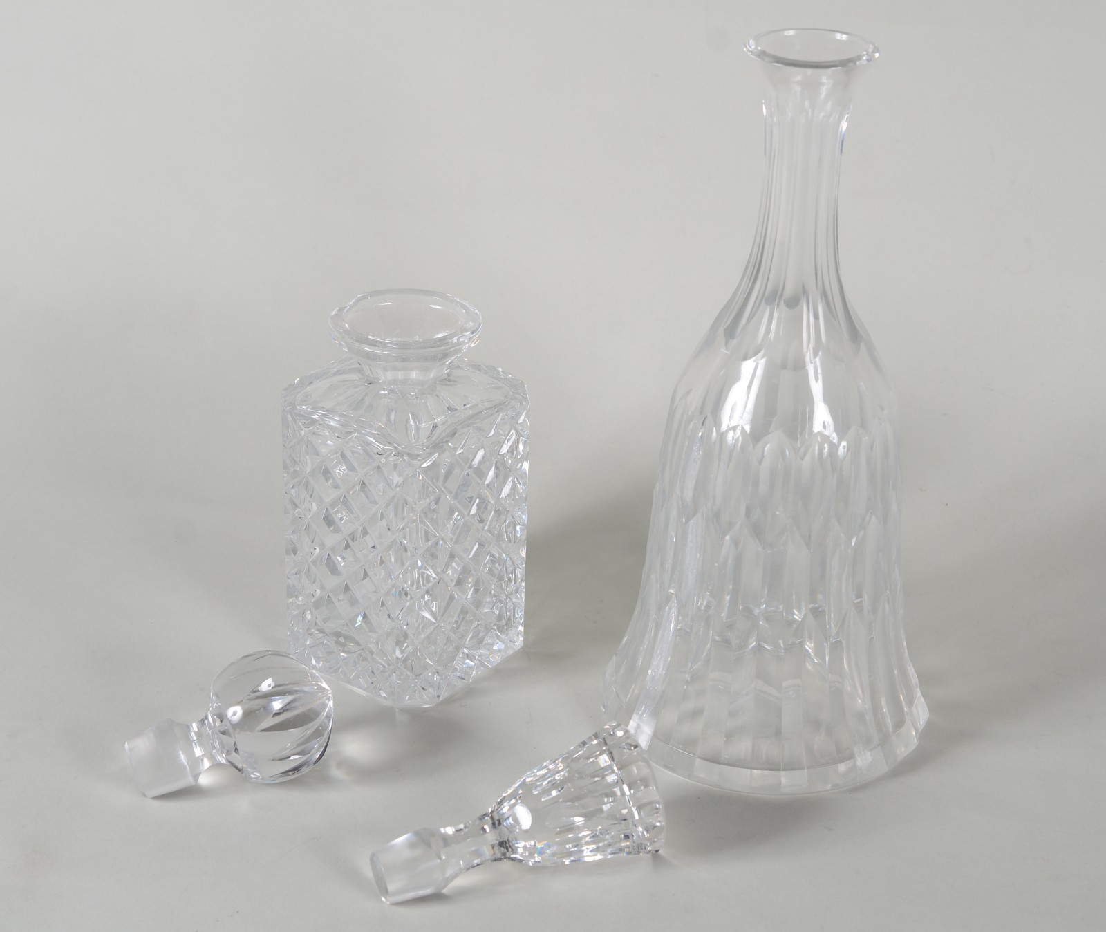 Duas garrafas de cristal europeu lapidado. Uma delas com pequeno... - foto 6 de 11