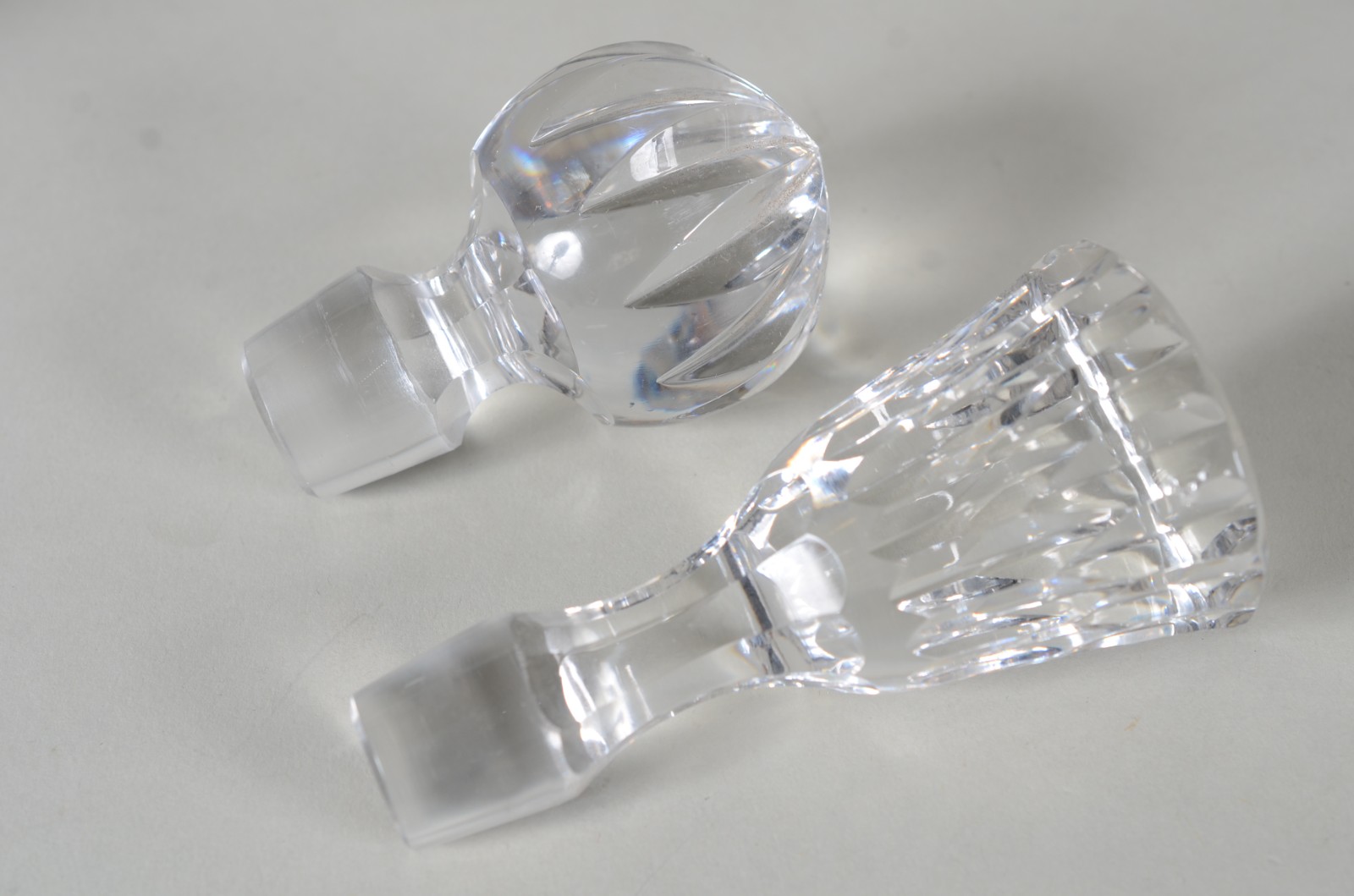 Duas garrafas de cristal europeu lapidado. Uma delas com pequeno... - foto 7 de 11