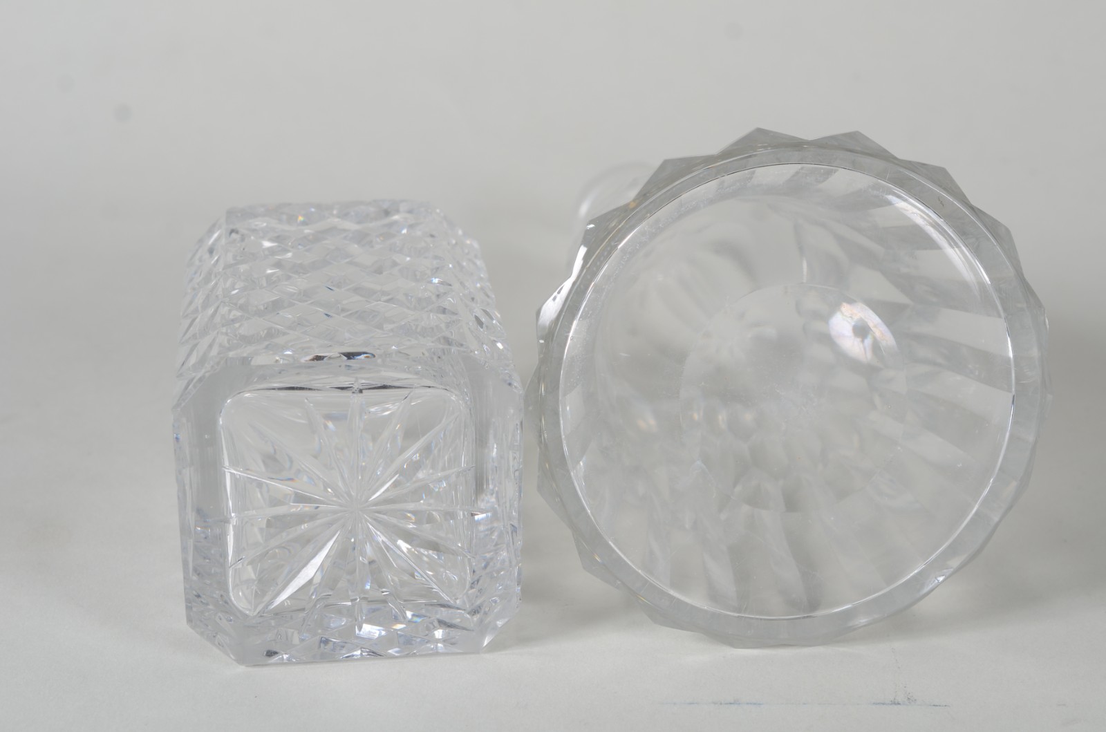 Duas garrafas de cristal europeu lapidado. Uma delas com pequeno... - foto 10 de 11