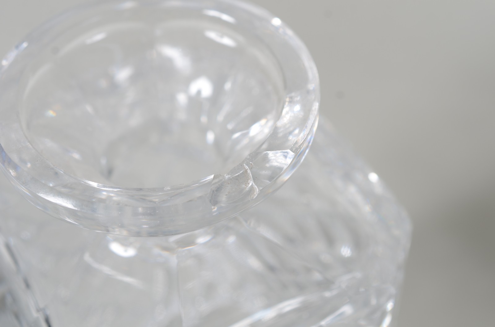Duas garrafas de cristal europeu lapidado. Uma delas com pequeno... - foto 11 de 11
