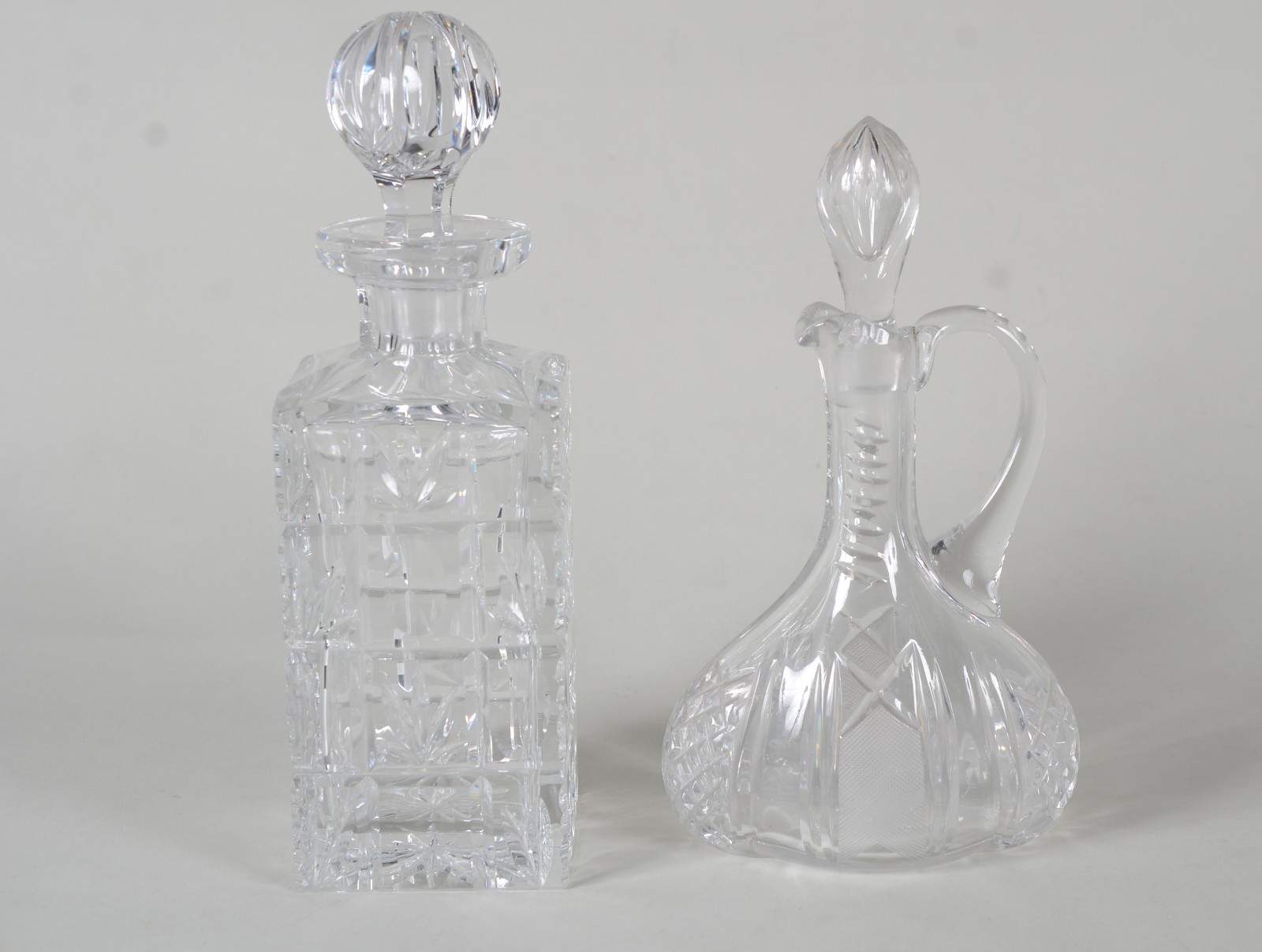 Duas garrafas de cristal tcheco lapidado em diferentes formatos. - foto 1 de 9